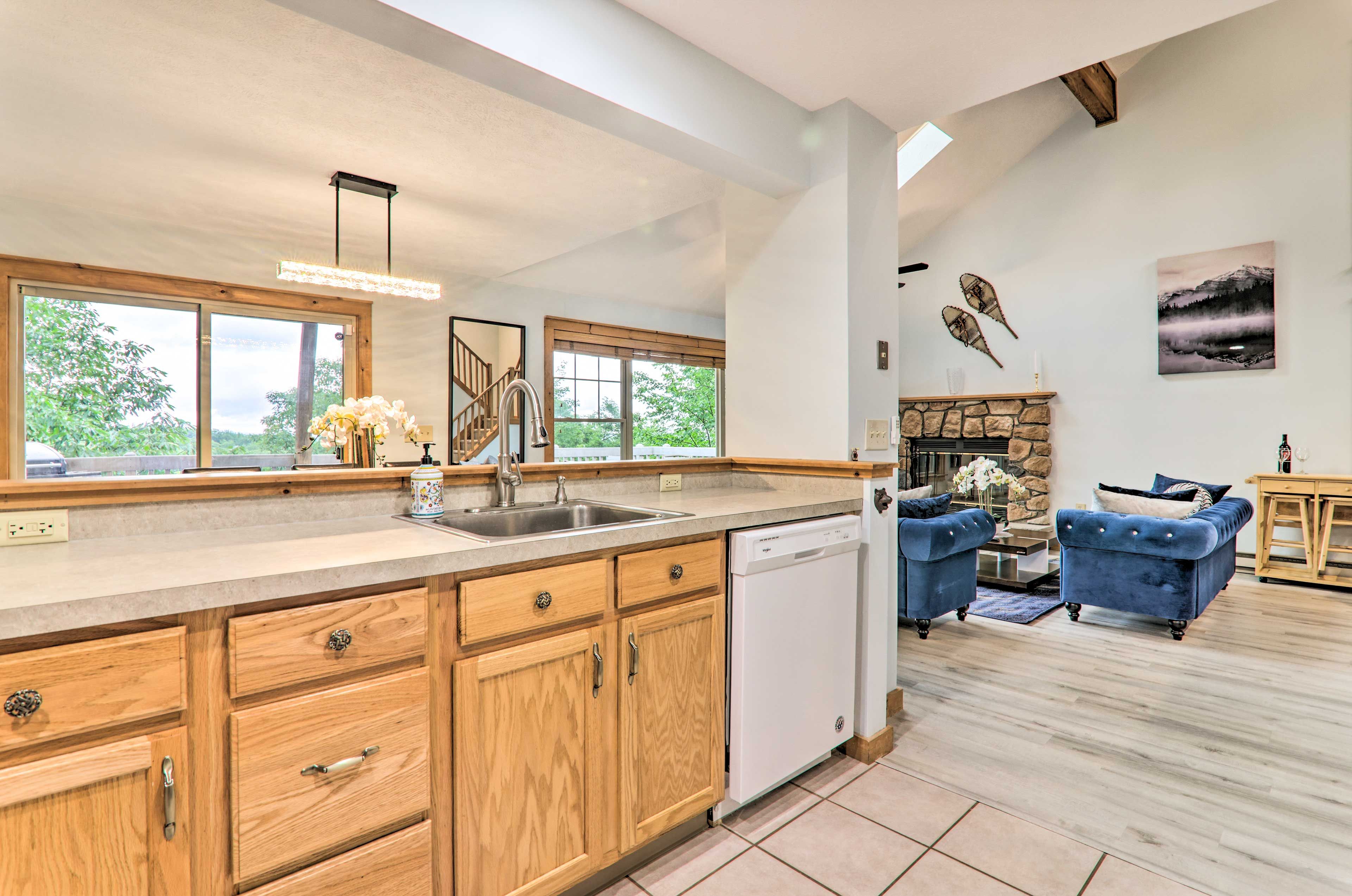 Kitchen | Trash Bags/Paper Towels Provided