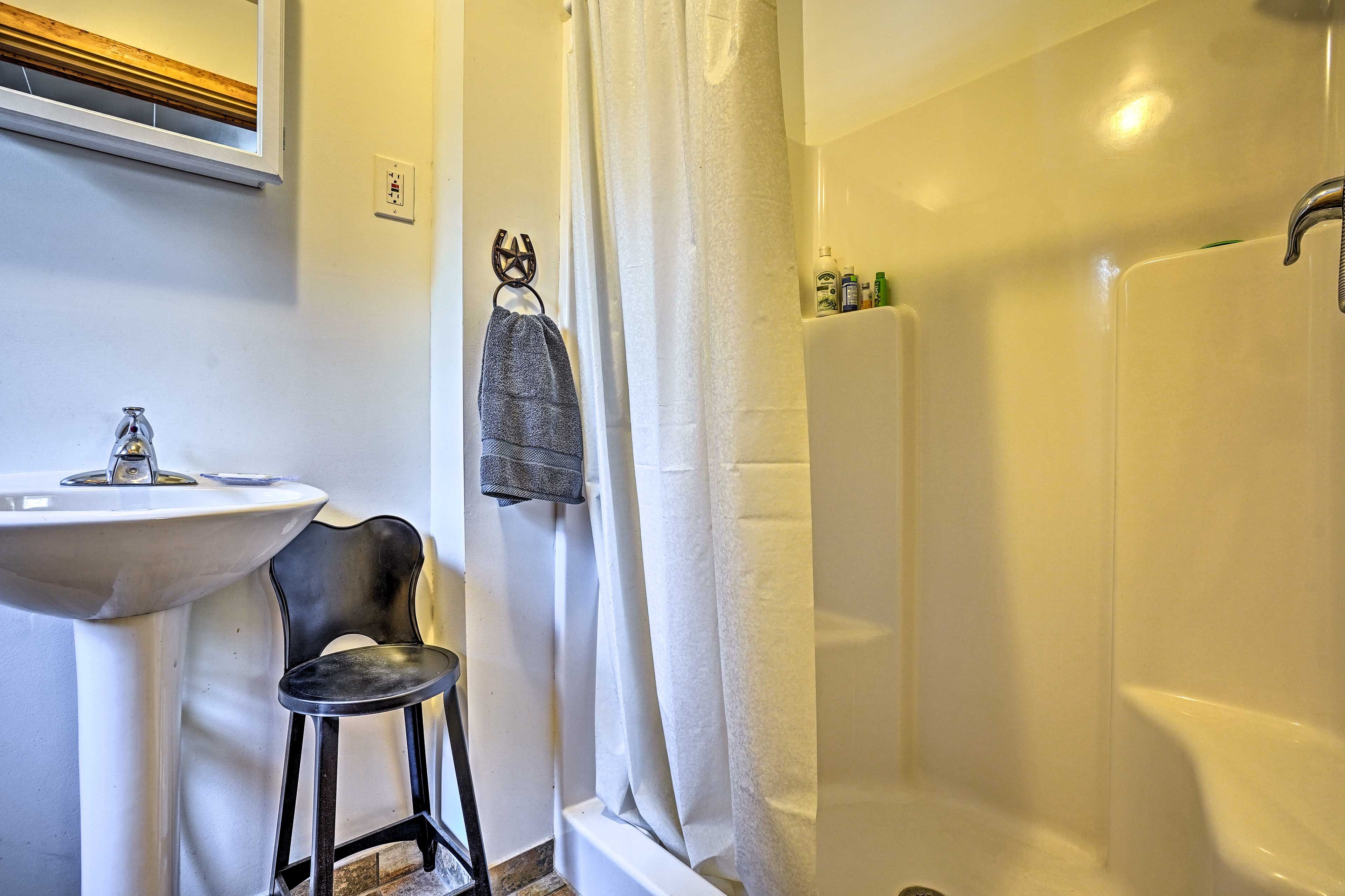 Full Bathroom | Towels Provided