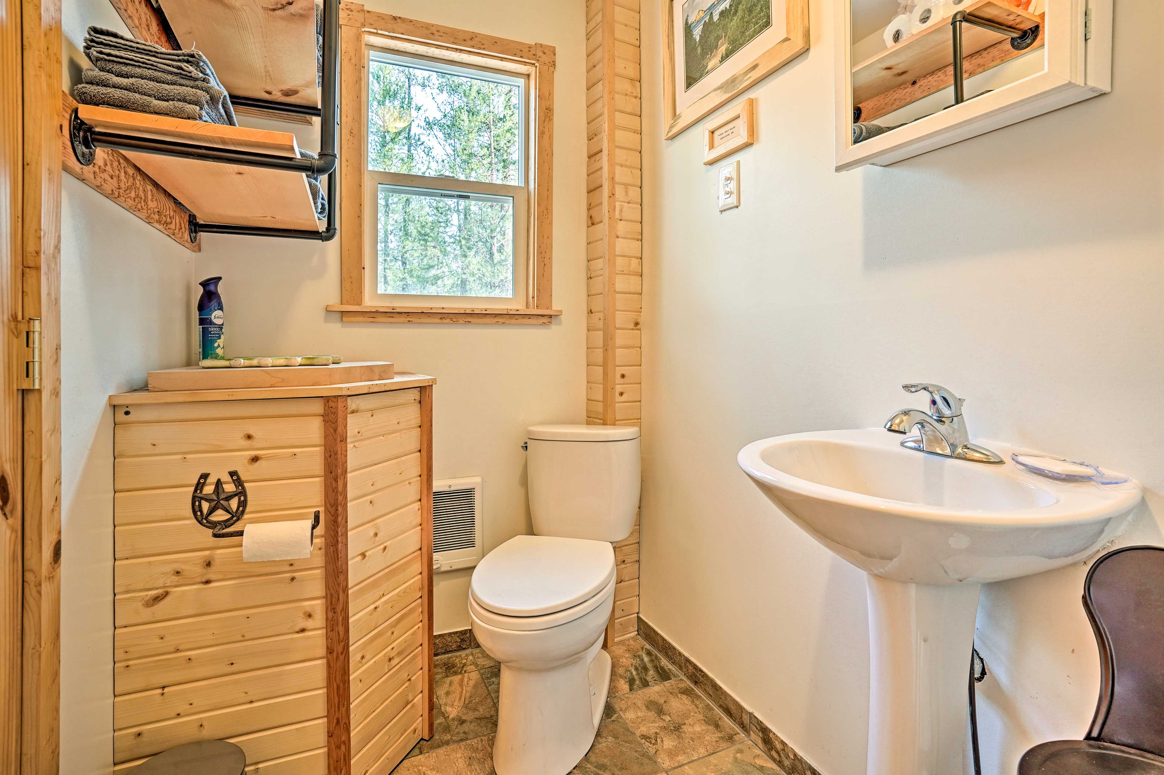 Full Bathroom | Complimentary Toiletries