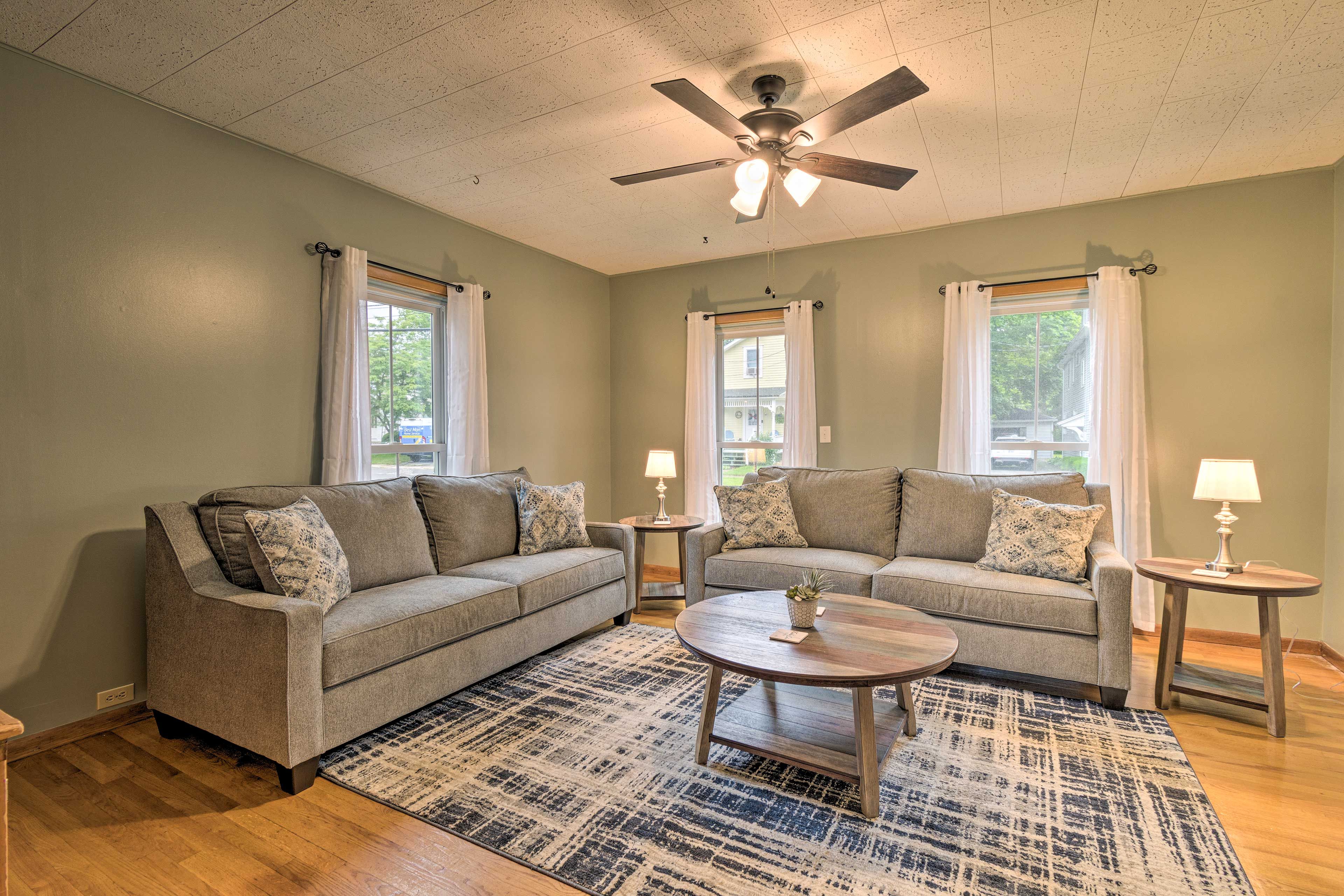 Living Room | Central A/C | Smart TV w/ Cable | 1st Floor