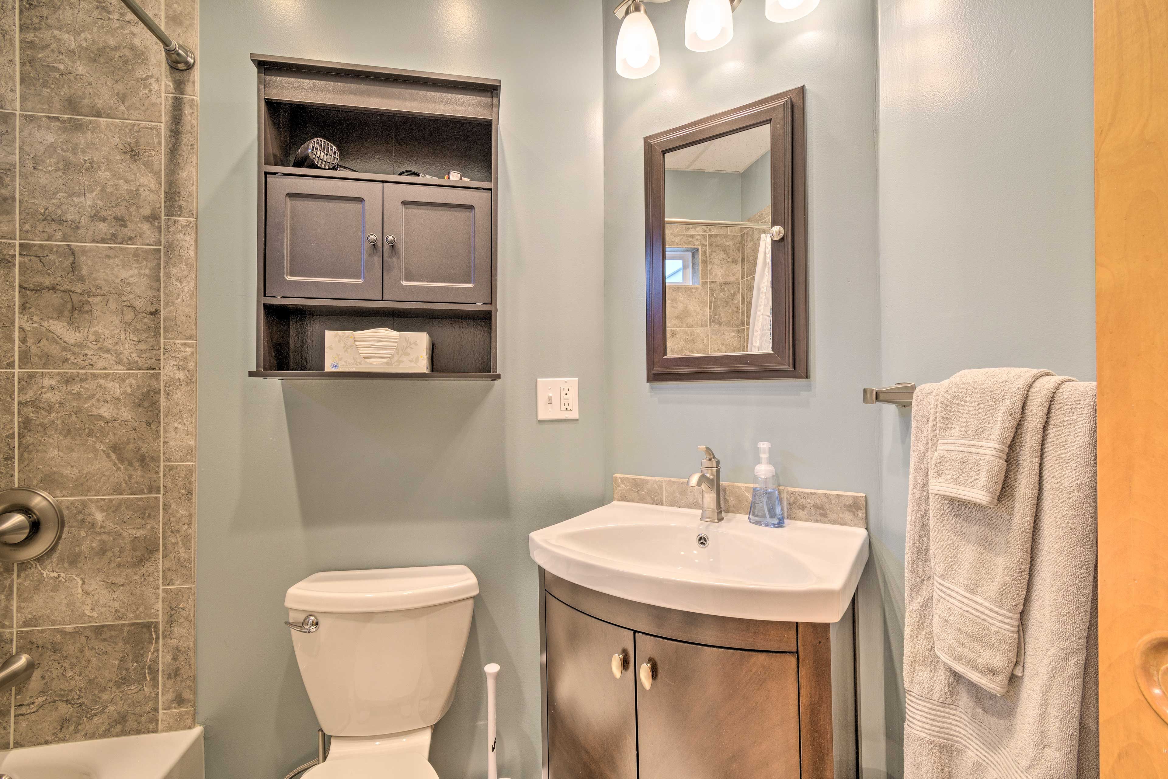 Full Bathroom | Linens & Towels | Complimentary Toiletries | 1st Floor