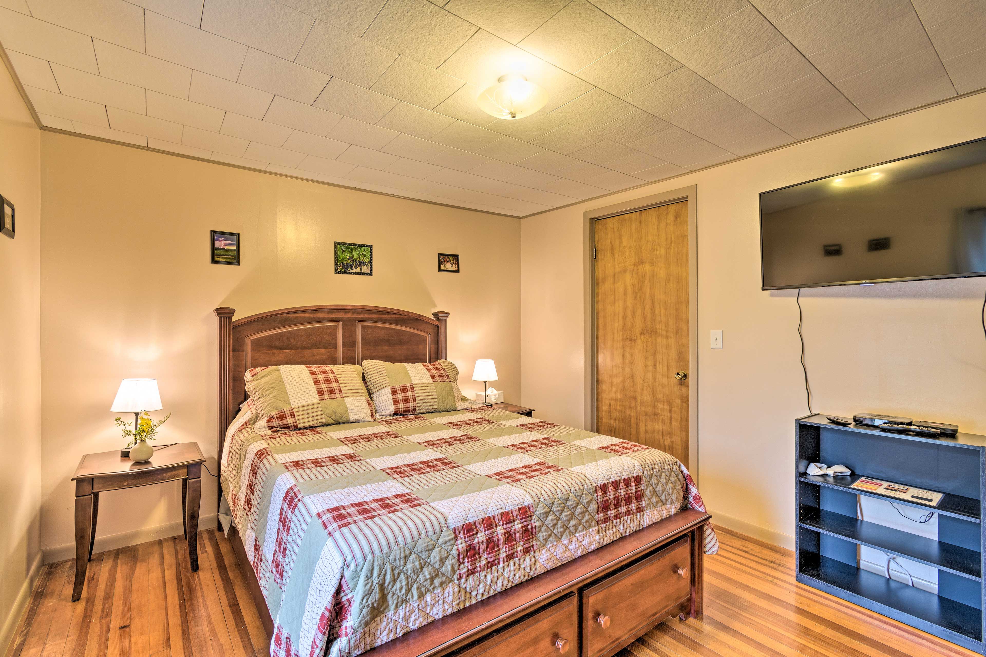 Bedroom 1 | Queen Bed | Smart TV w/ Cable | 2nd Floor