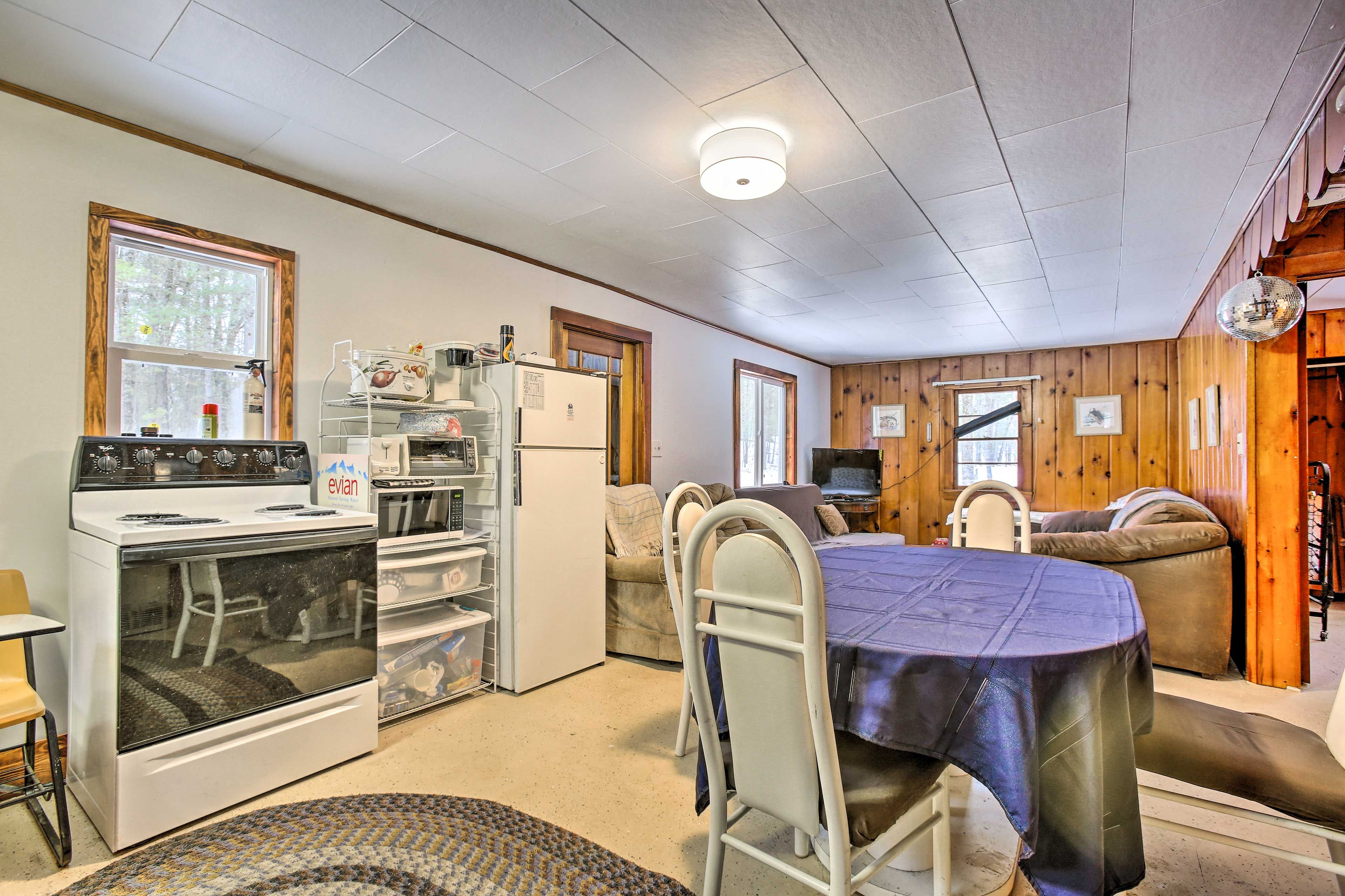 Dining Area | Dishware/Flatware Provided