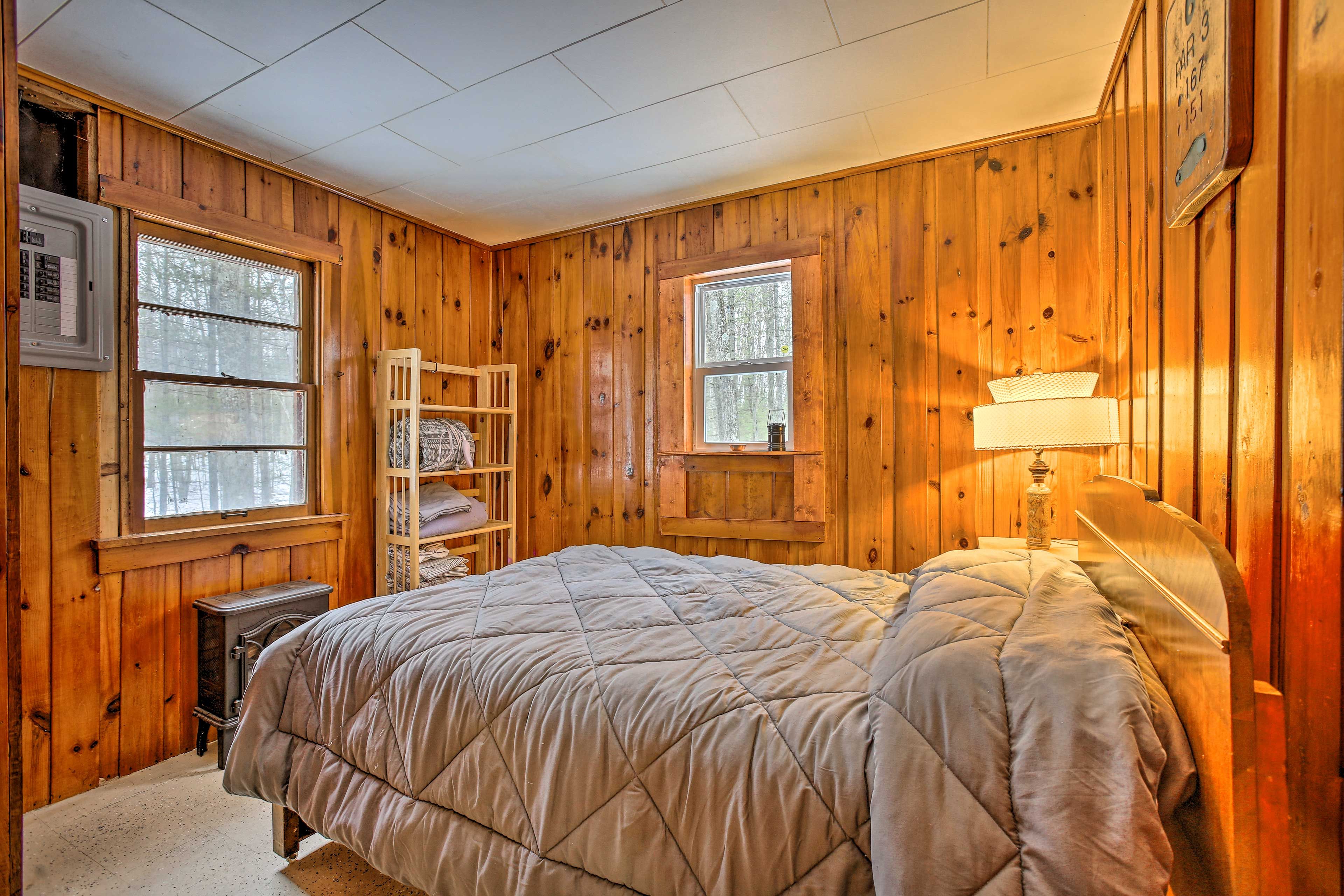 Bedroom 1 | Full Bed | 2 Twin Cots