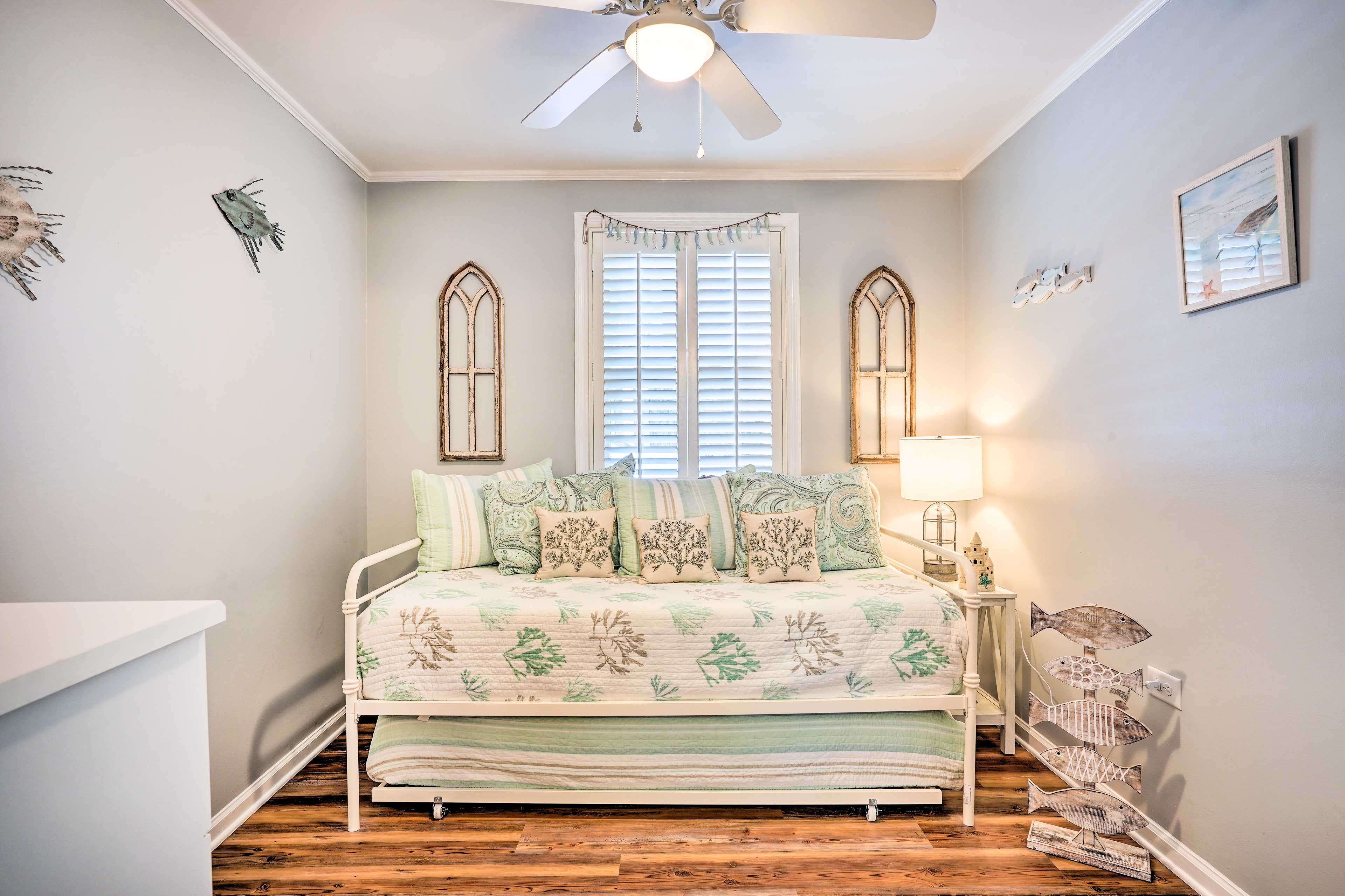 Bedroom 3 | Twin Daybed w/ Twin Trundle