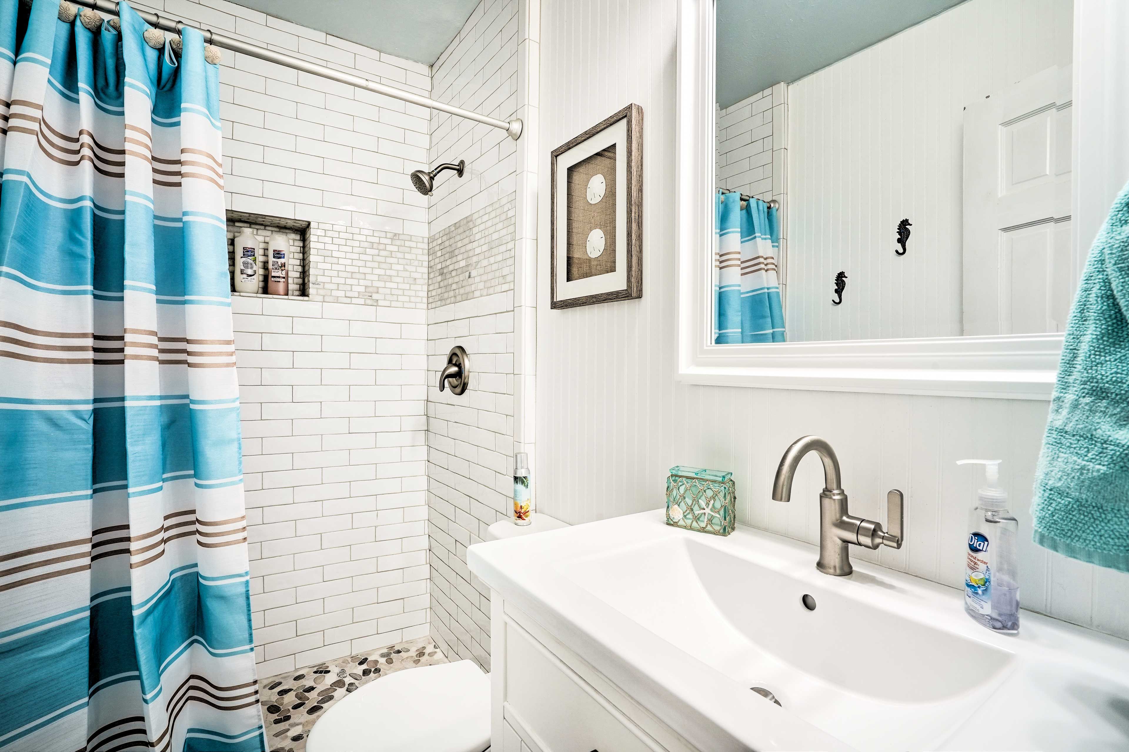 Full Bathroom | Towels Provided
