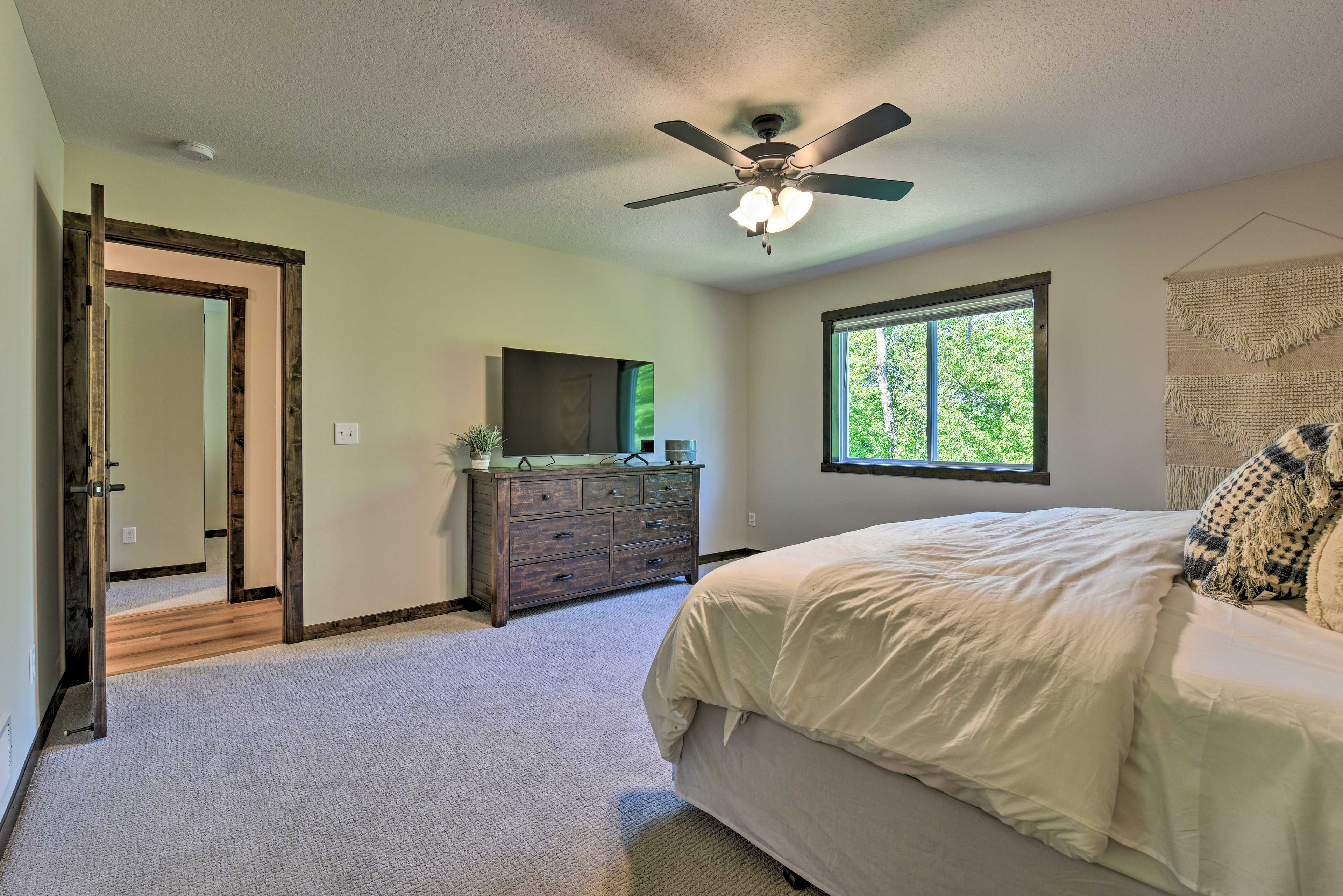 Bedroom 1 | Smart TV