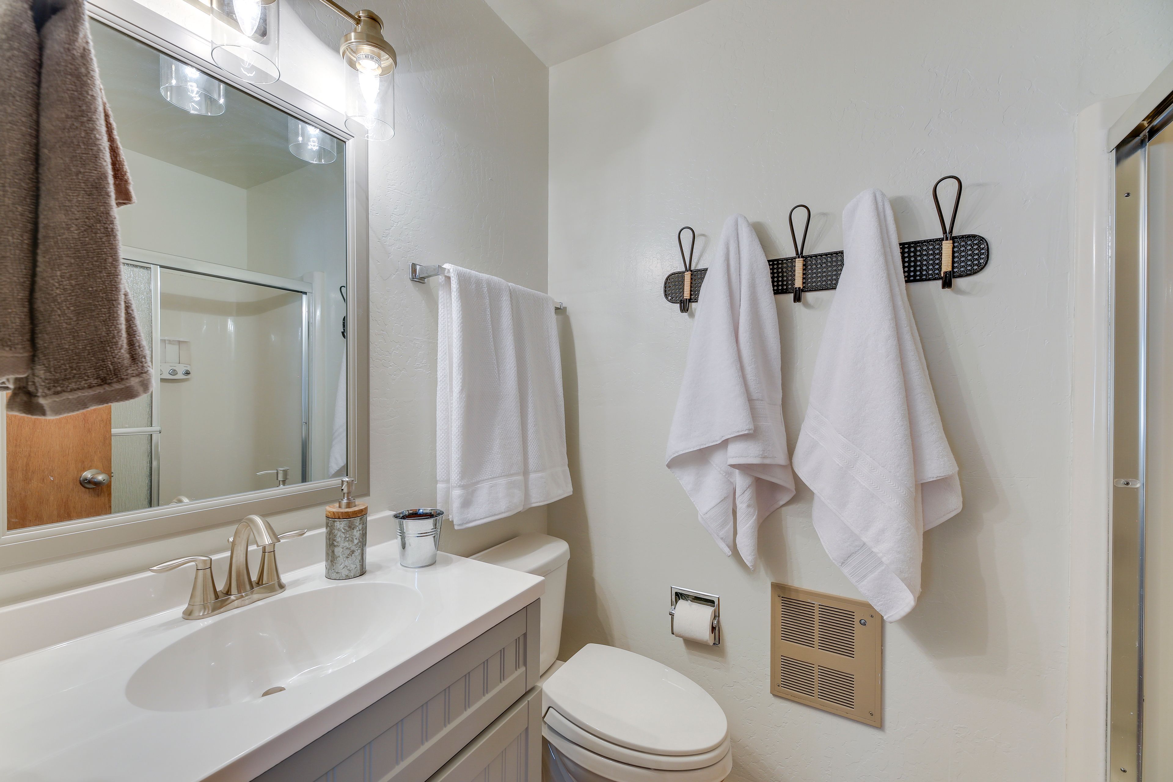 Full Bathroom | Towels Provided | Complimentary Toiletries