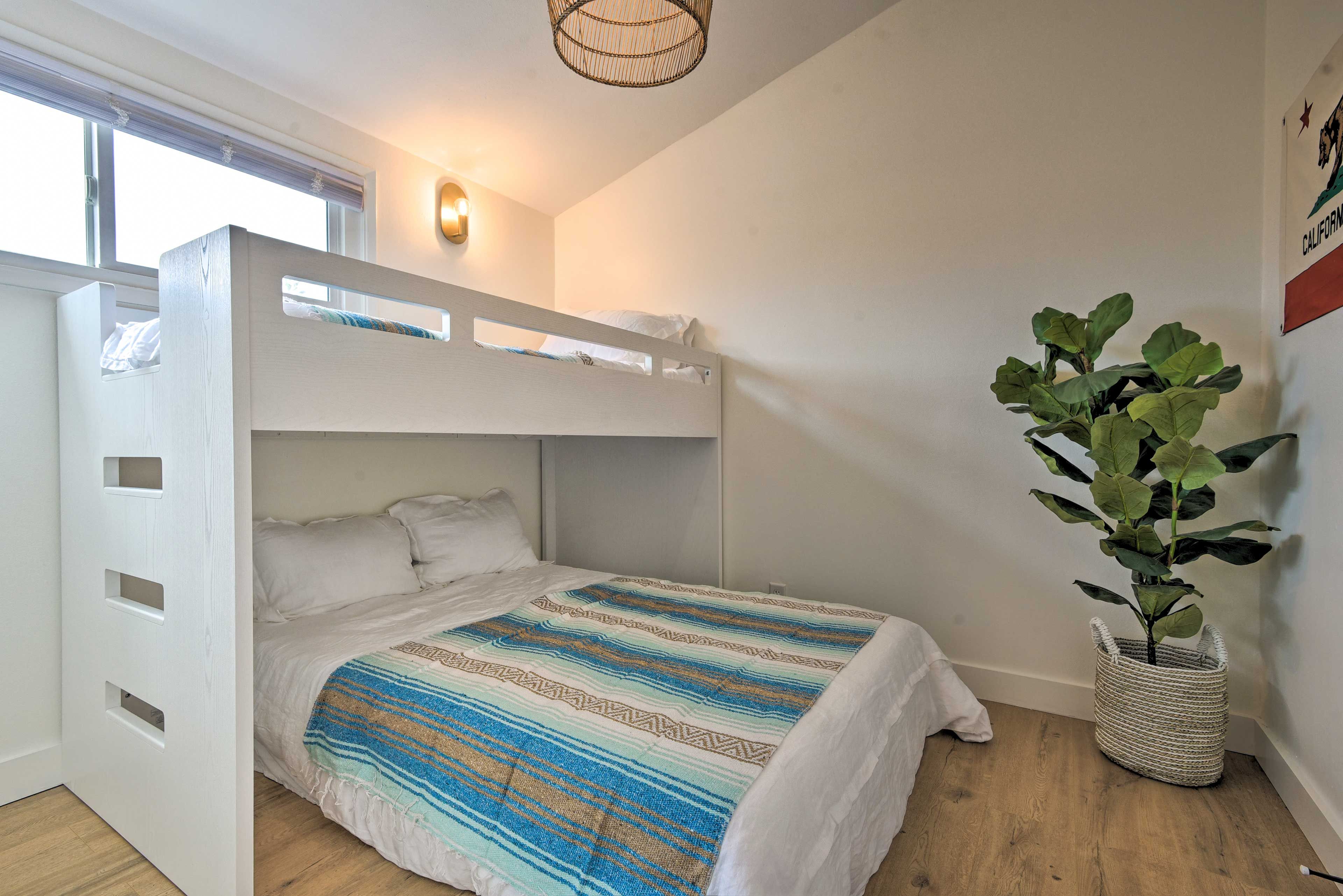 Bedroom 2 | Twin/Full Bunk Bed