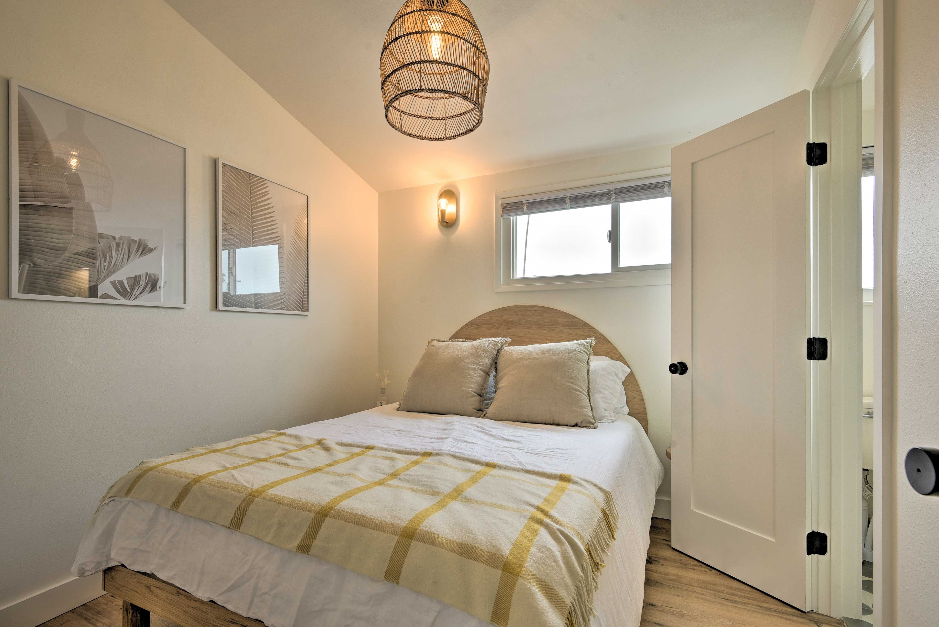 Bedroom 1 | Queen Bed
