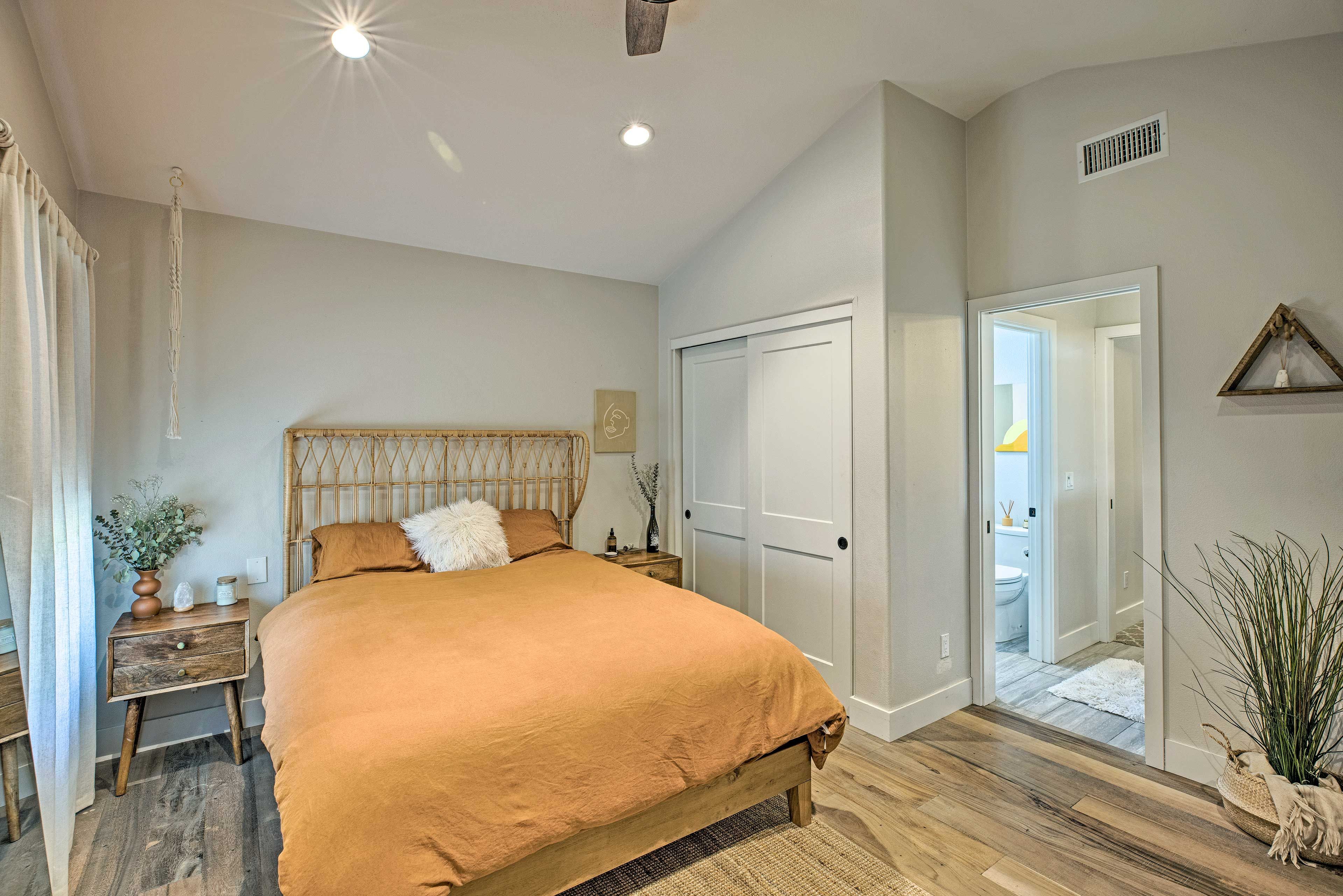 Bedroom 2 | Queen Bed
