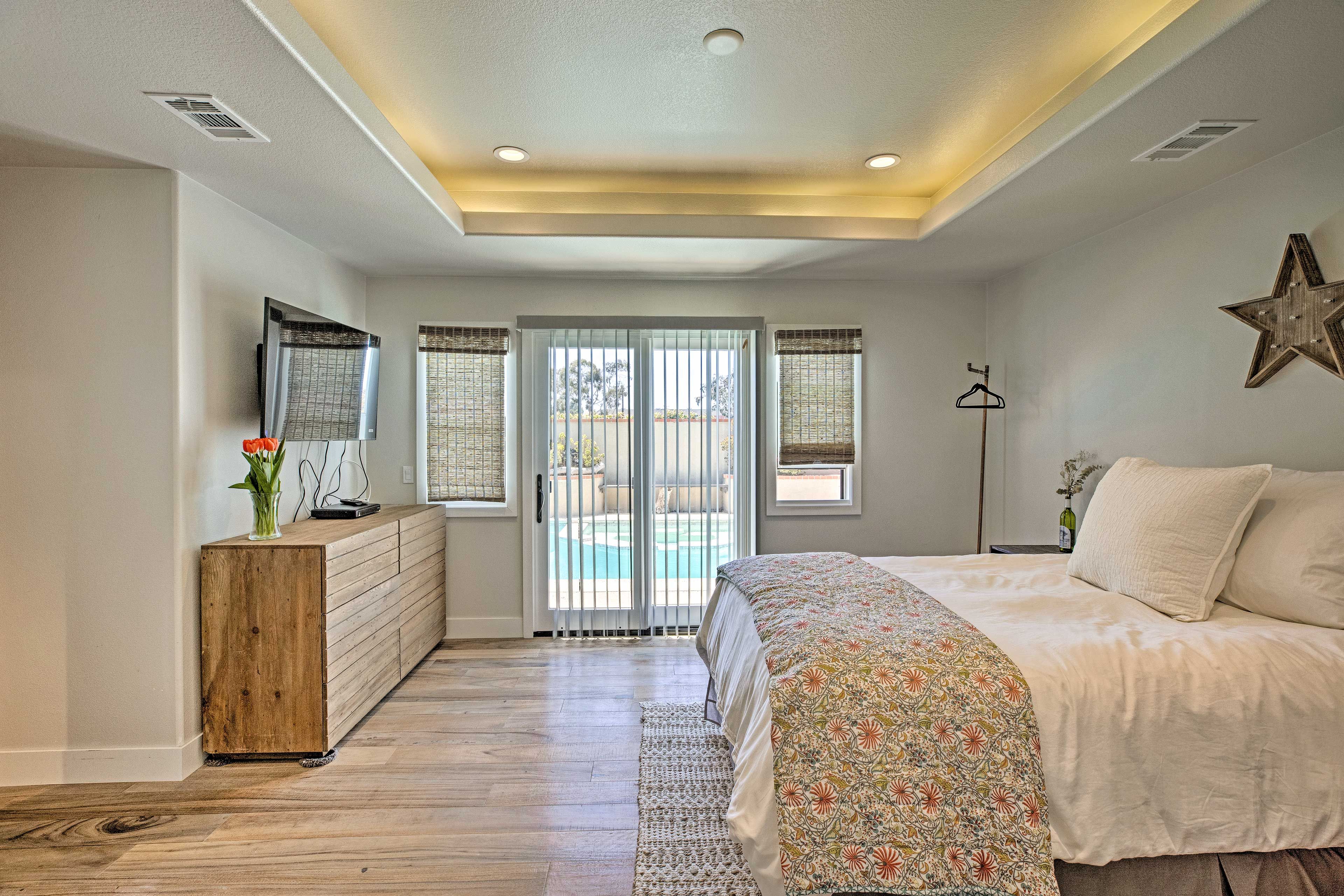 Bedroom 1 | Queen Bed | Smart TV
