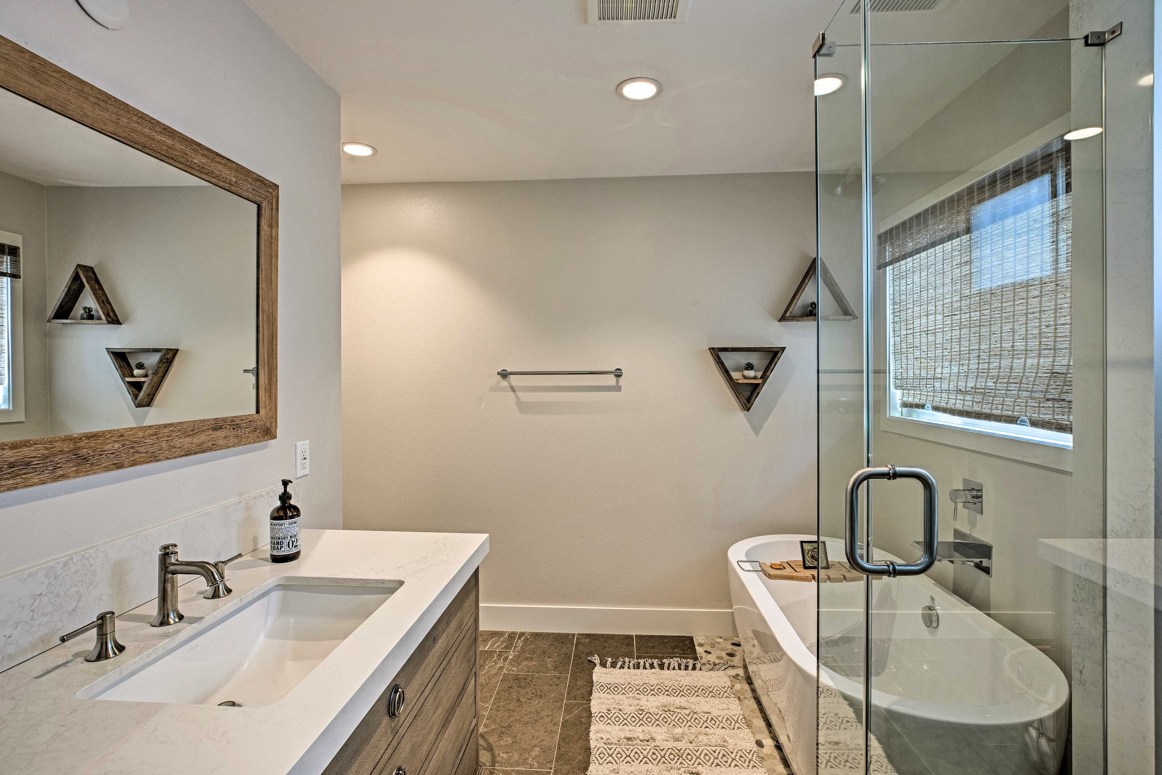 Full Bathroom | Complimentary Toiletries | Towels Provided