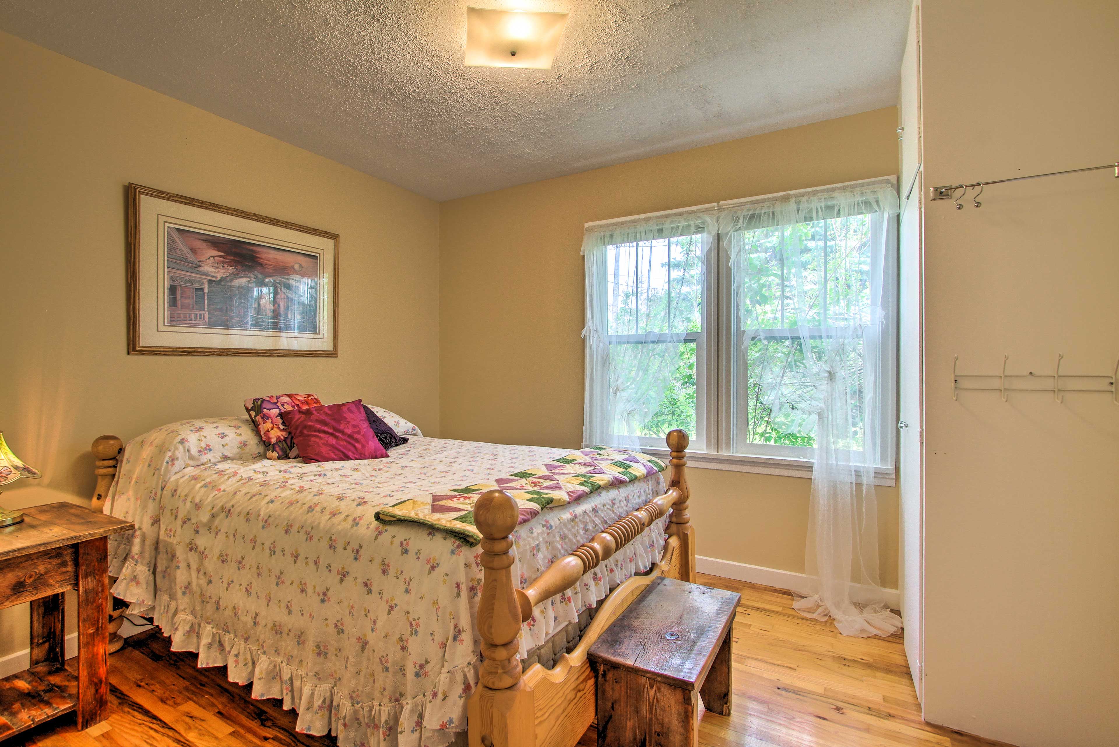 Bedroom 1 | Queen Bed | En-Suite Bathroom