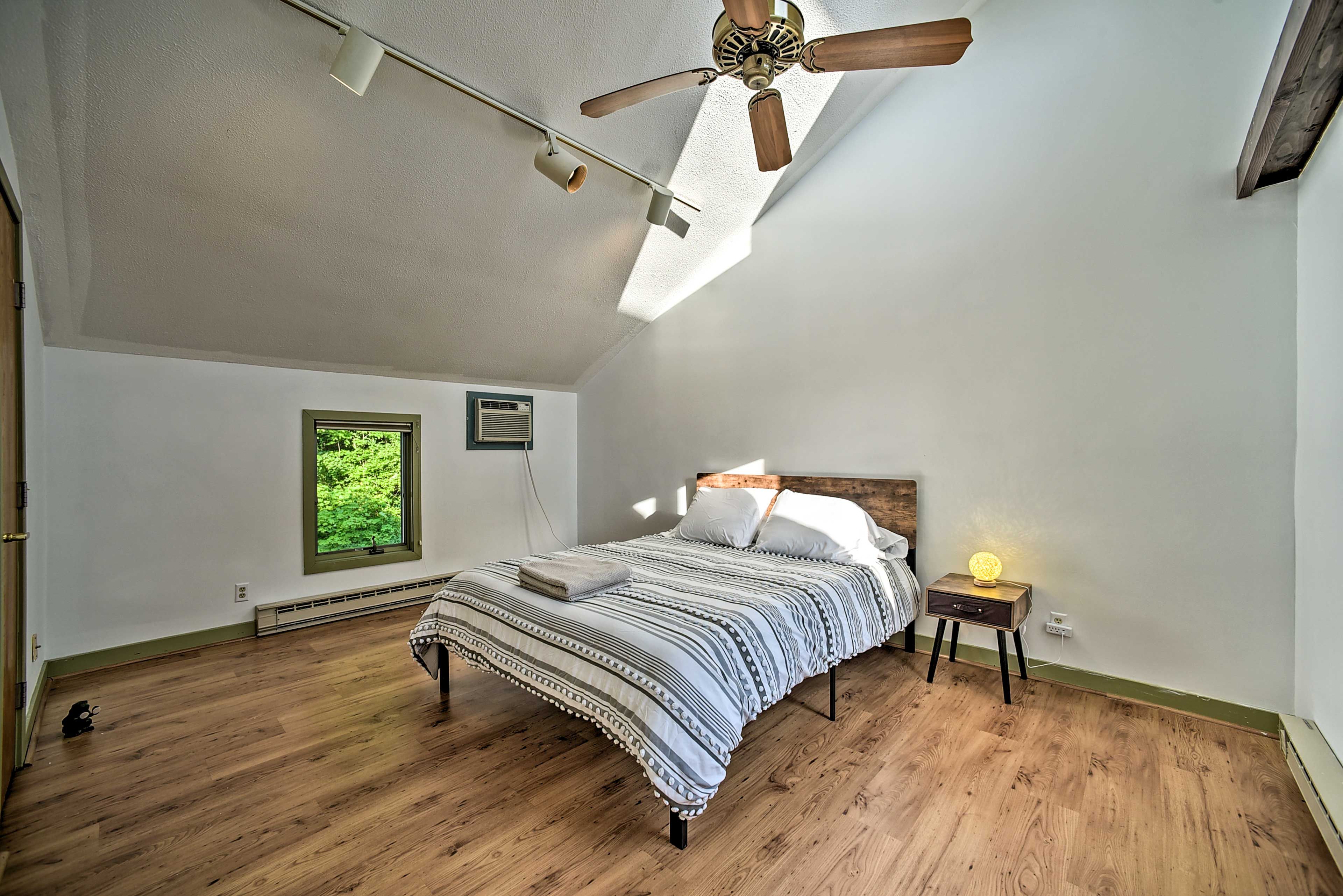 Bedroom 1 | Queen Bed | Upper Level