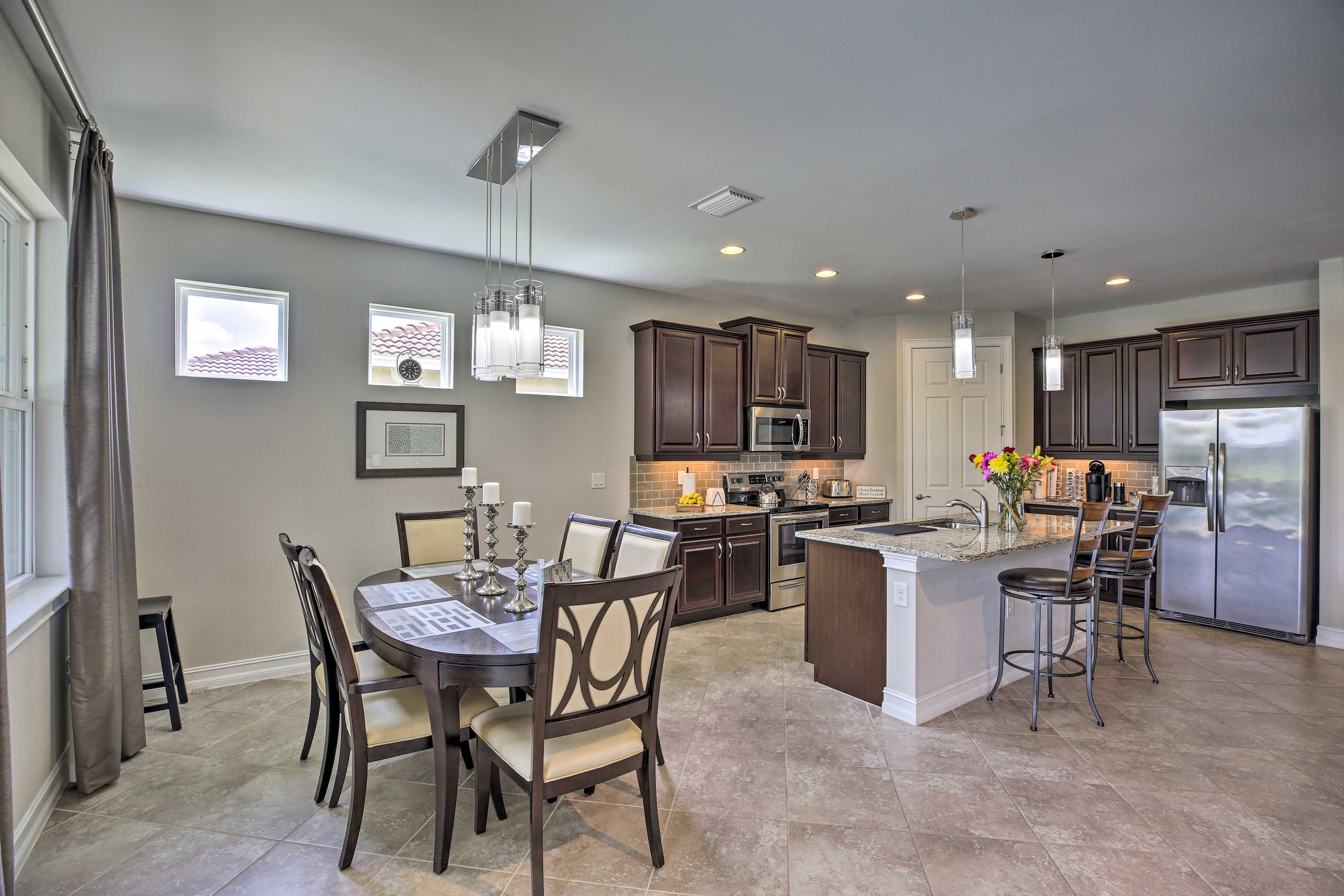 Kitchen & Dining Area | Free WiFi