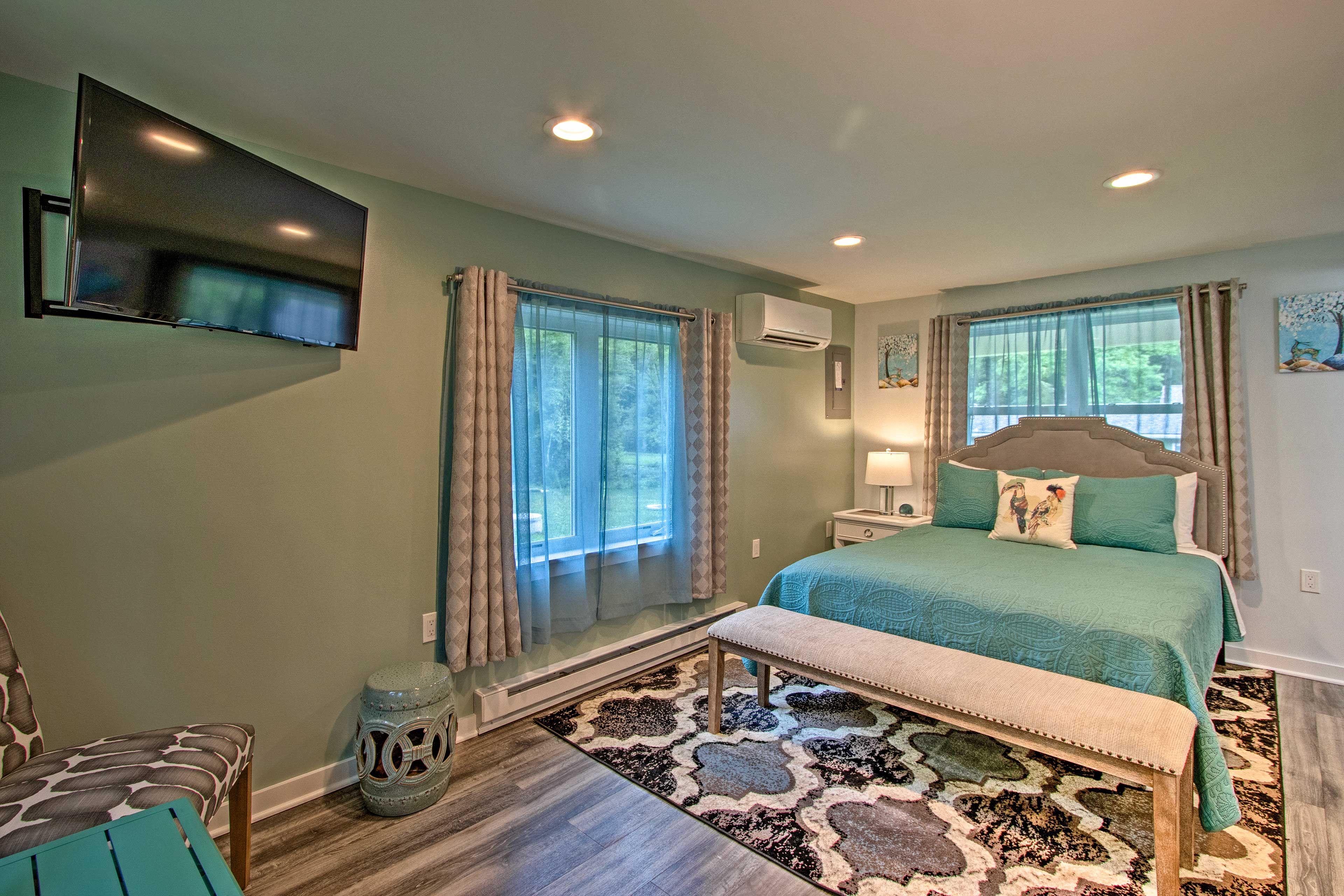 Bedroom | Queen Bed | Linens Provided