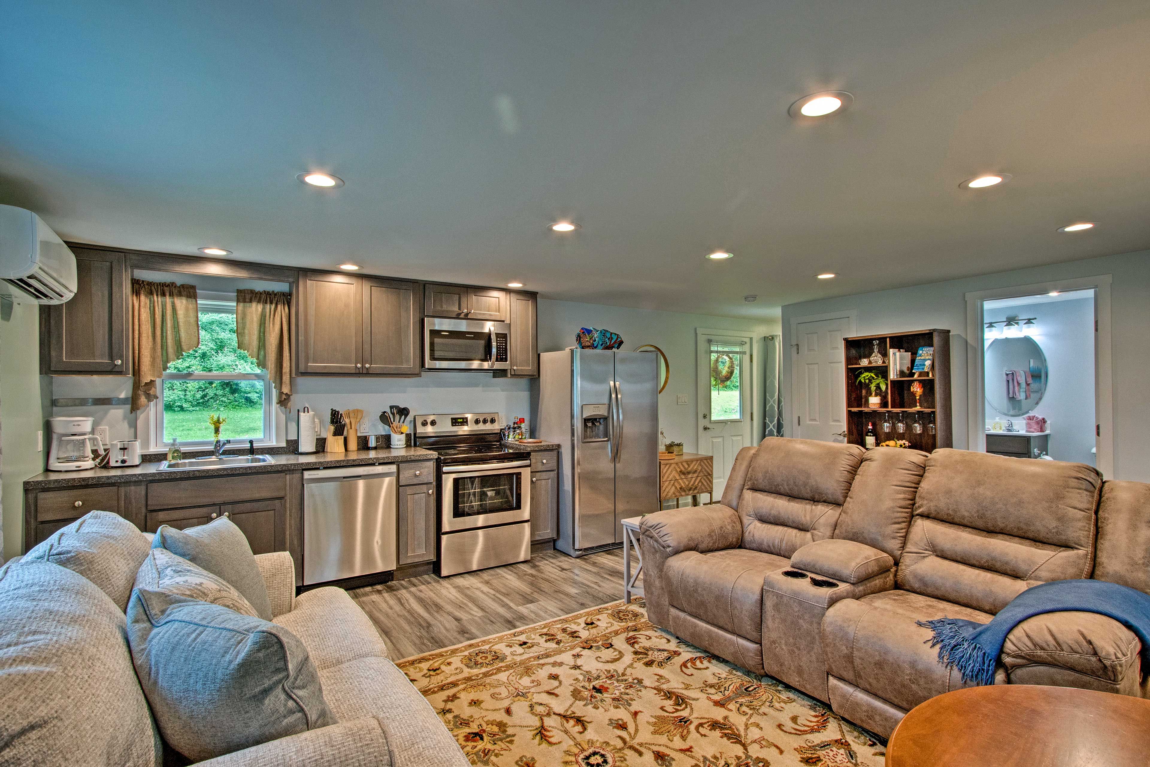 Living Area | Air Conditioning & Heating | Smart TV