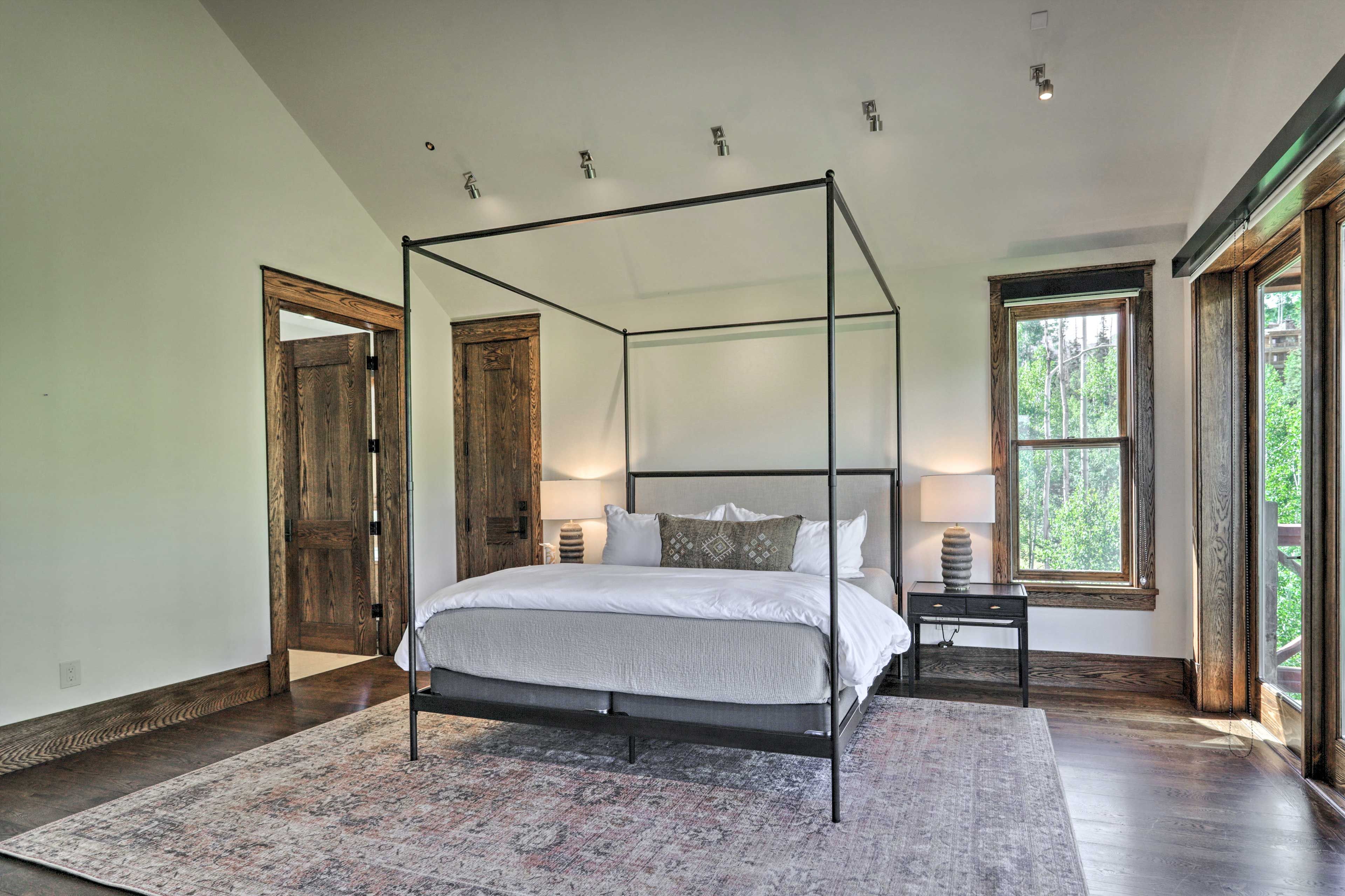Bedroom 1 | King Bed | En-Suite Bathroom