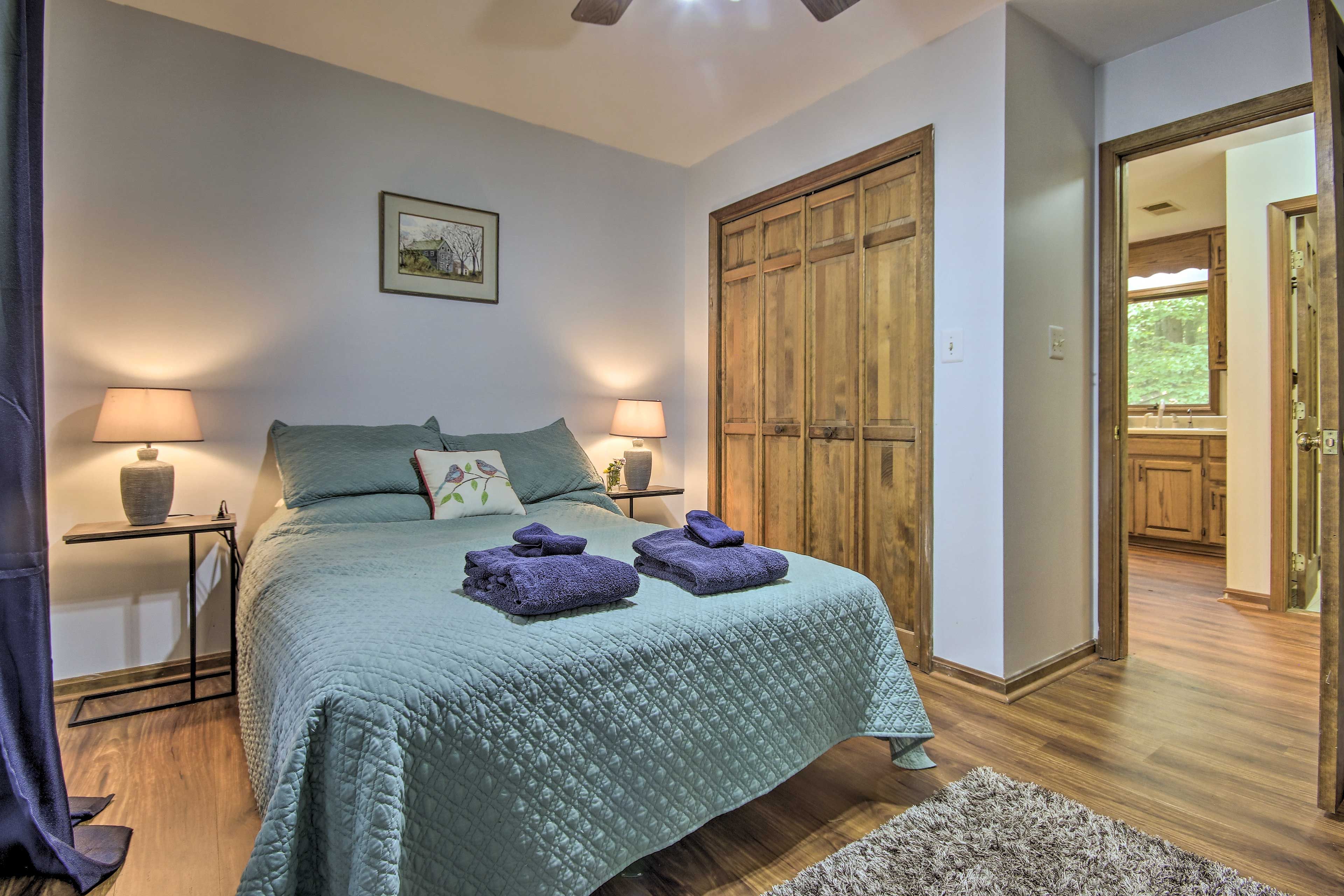 Bedroom 1 | Main Floor | Queen Bed