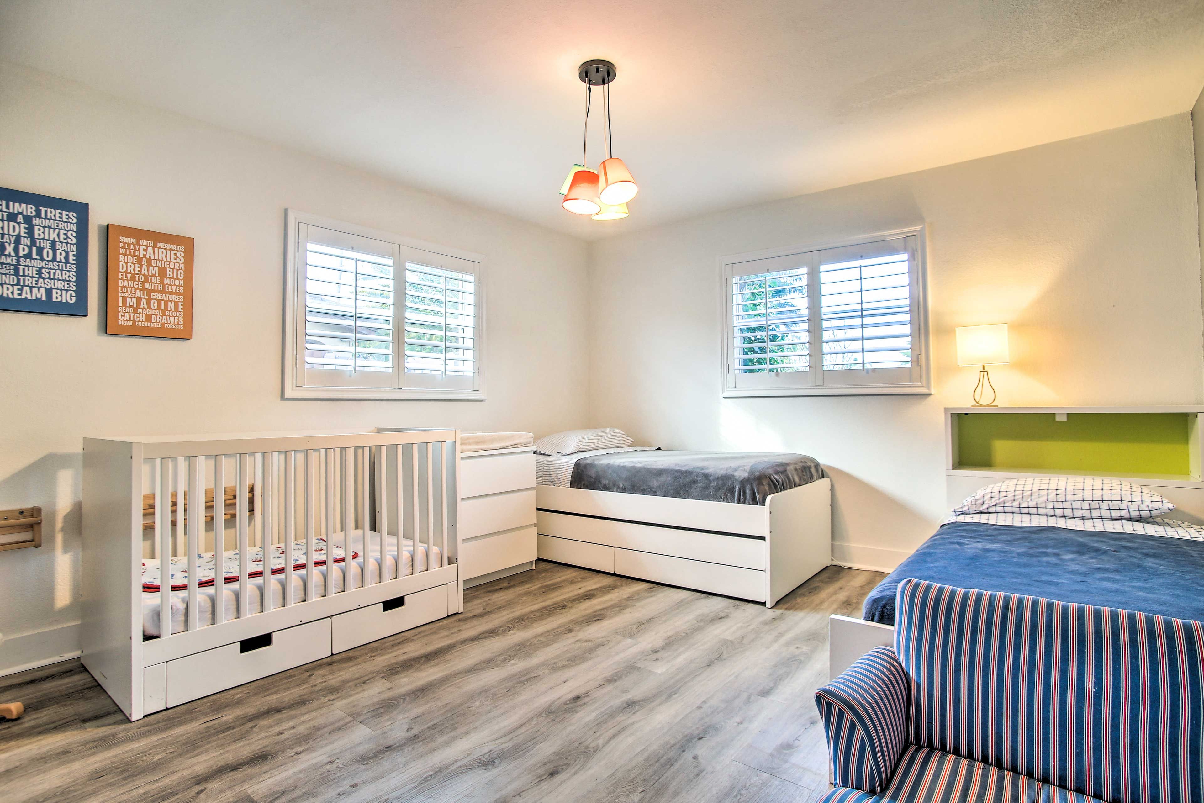 Bedroom 3 | 2 Twin Beds | Crib