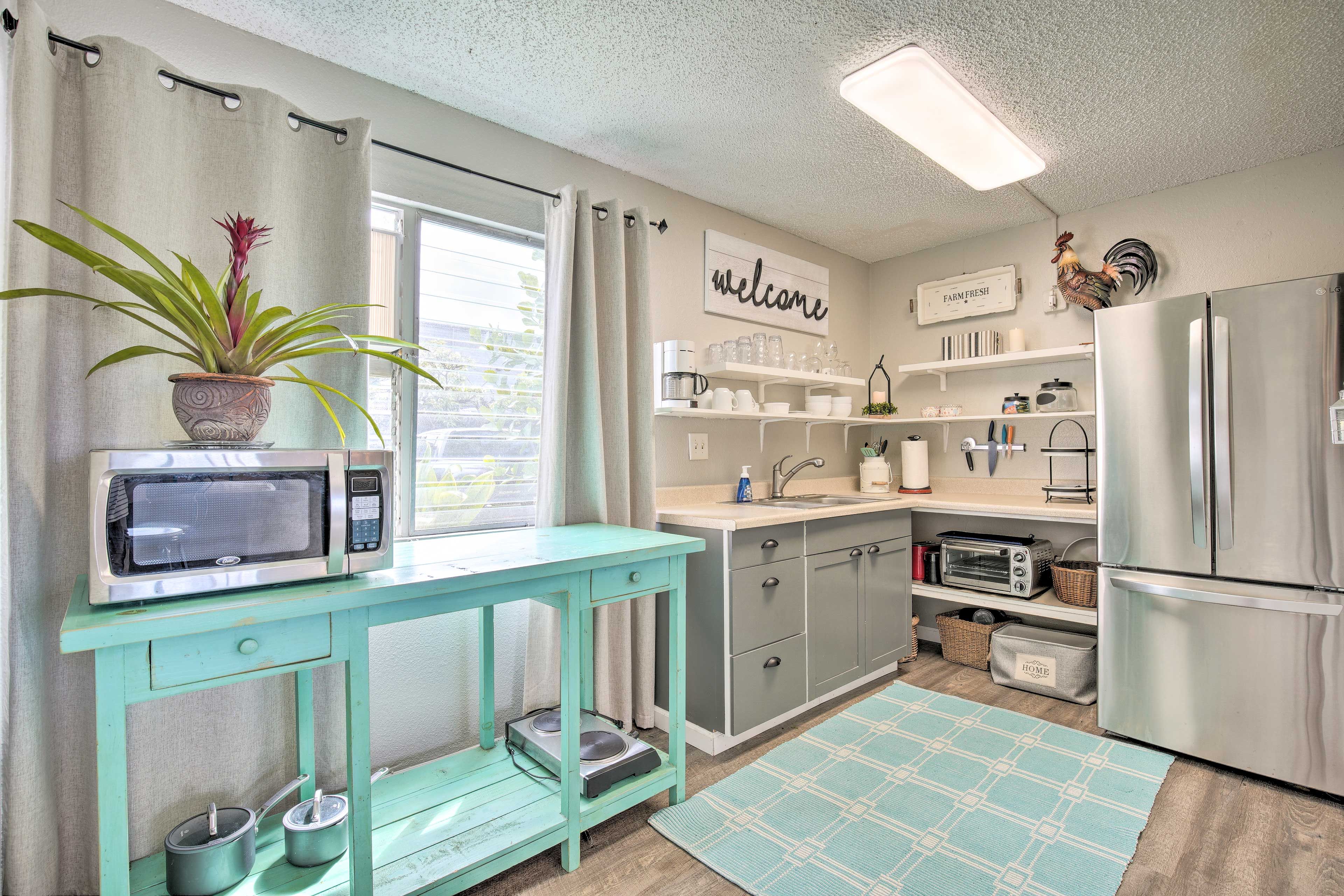 Kitchenette | Well-Equipped w/ Cooking Basics | Hot Plate