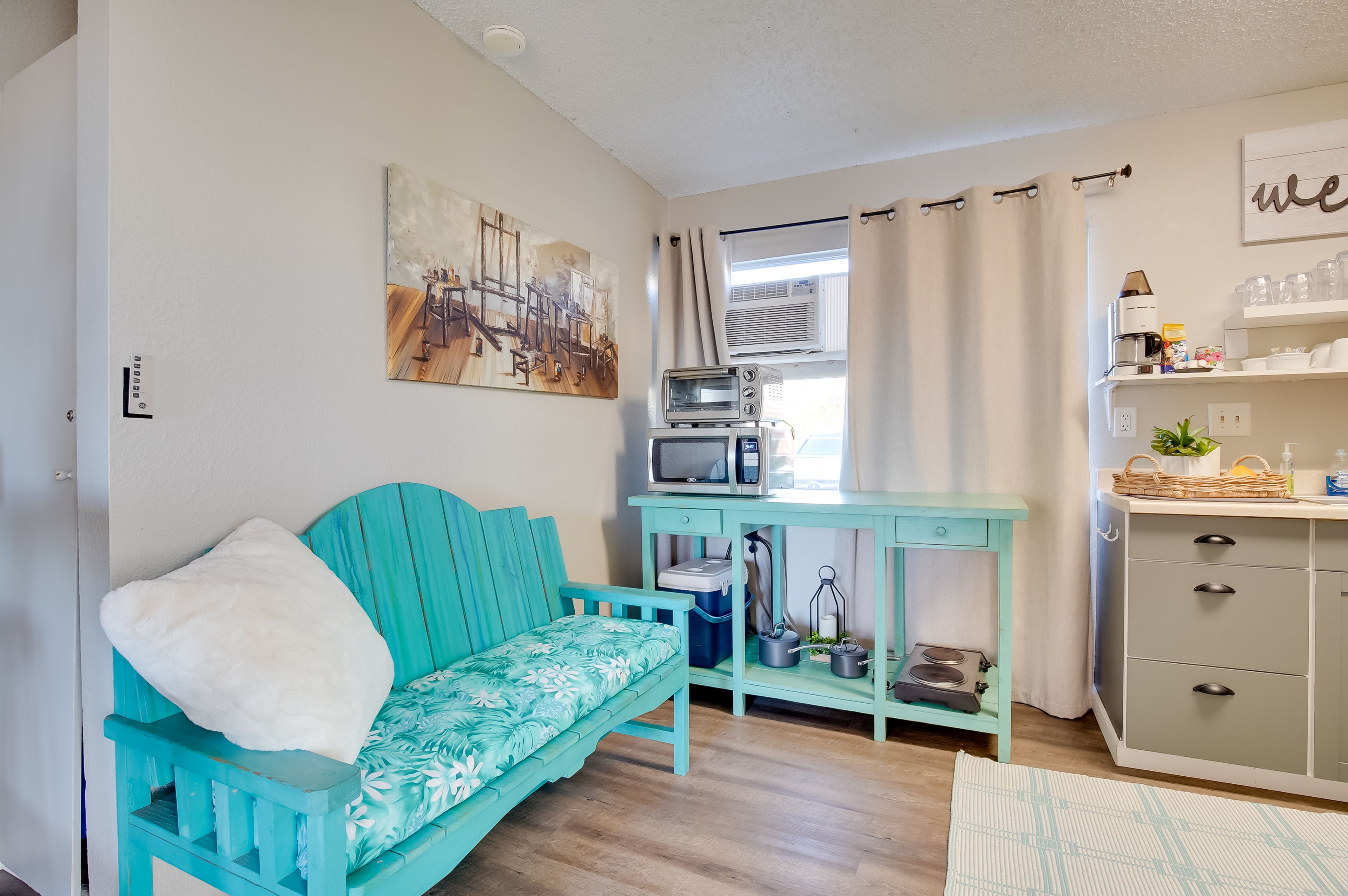 Kitchenette | Well-Equipped w/ Cooking Basics | Hot Plate