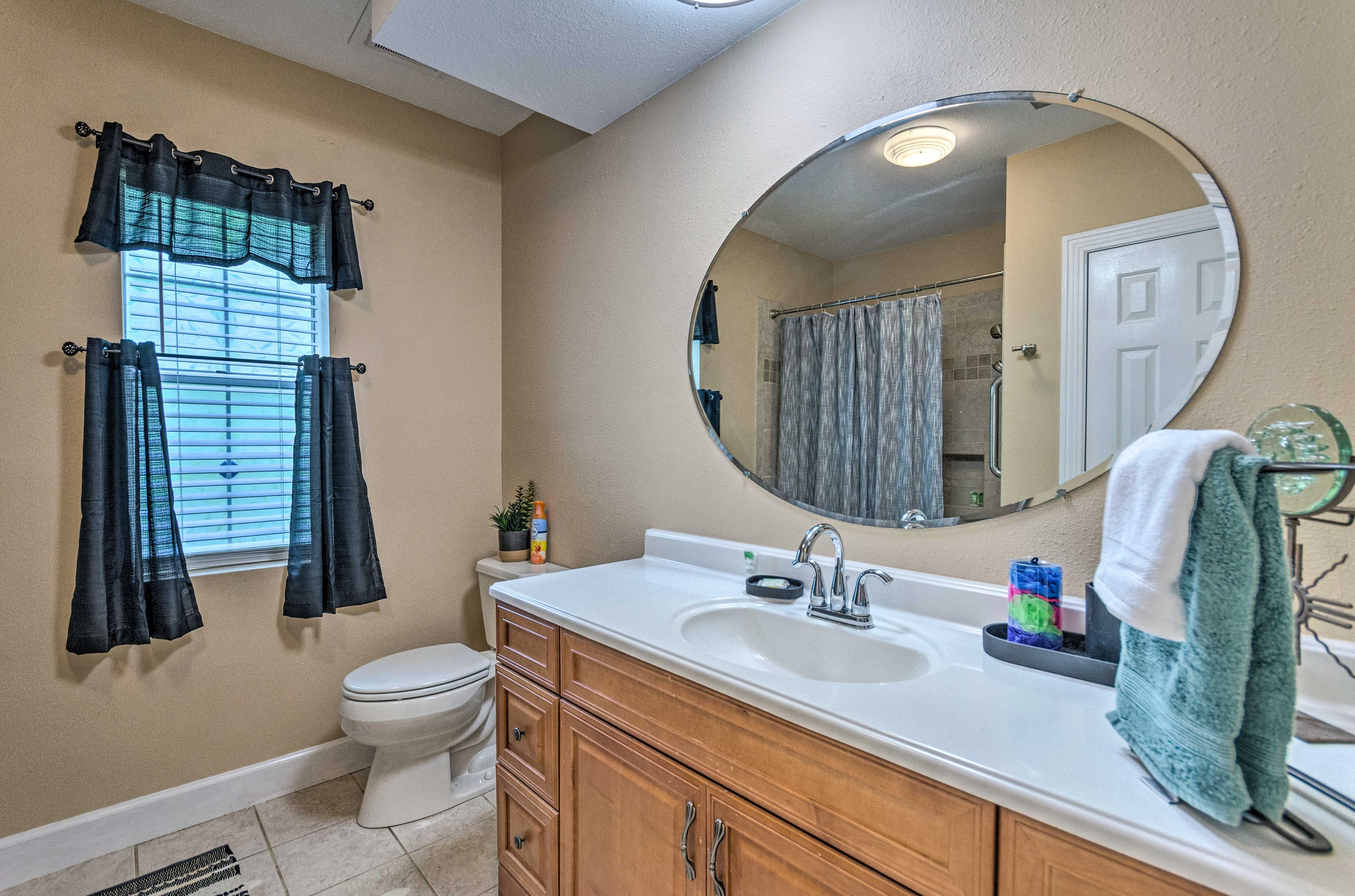 Full Bathroom | Towels Provided