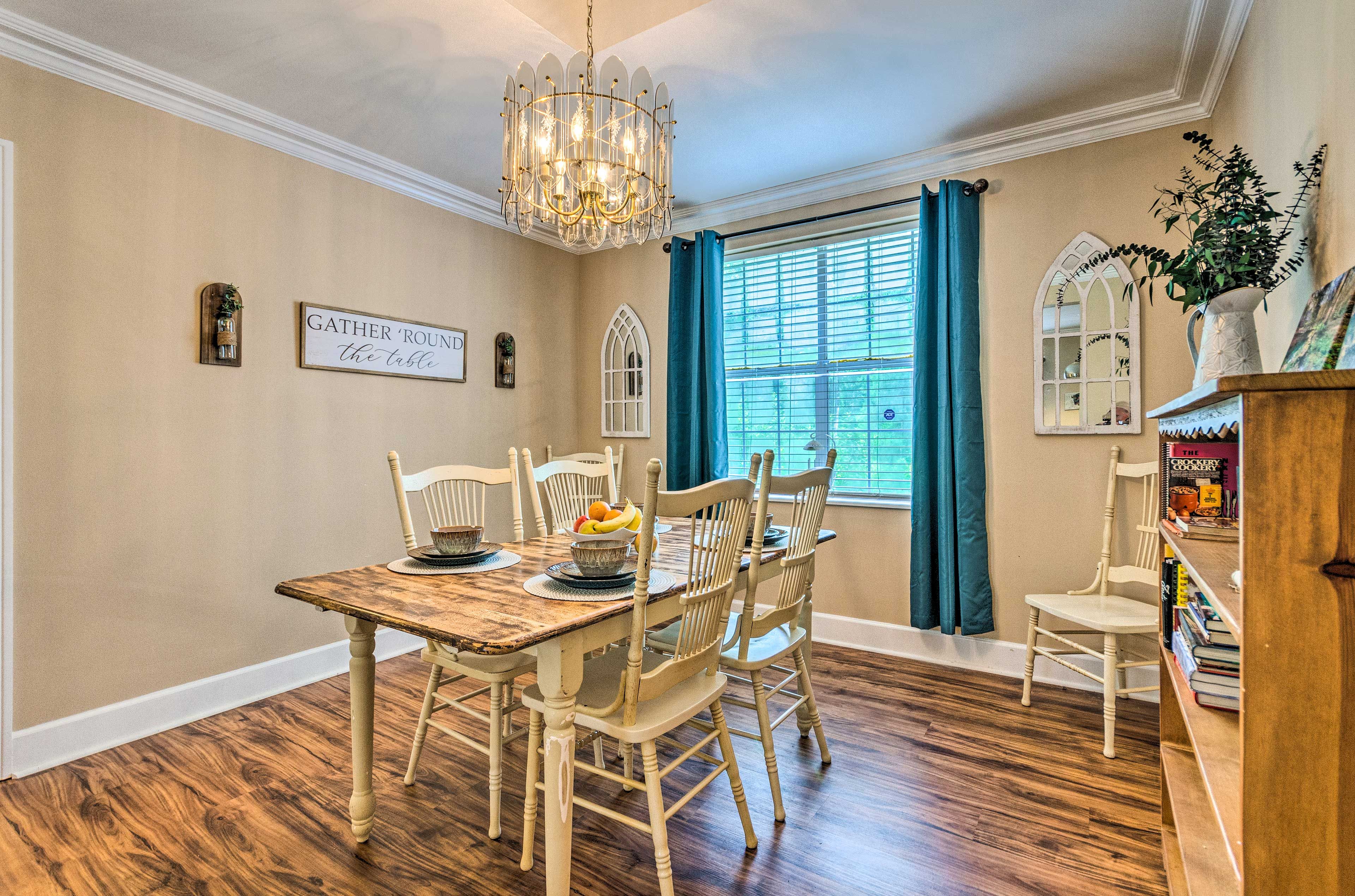 Dining Room | Dishware Provided