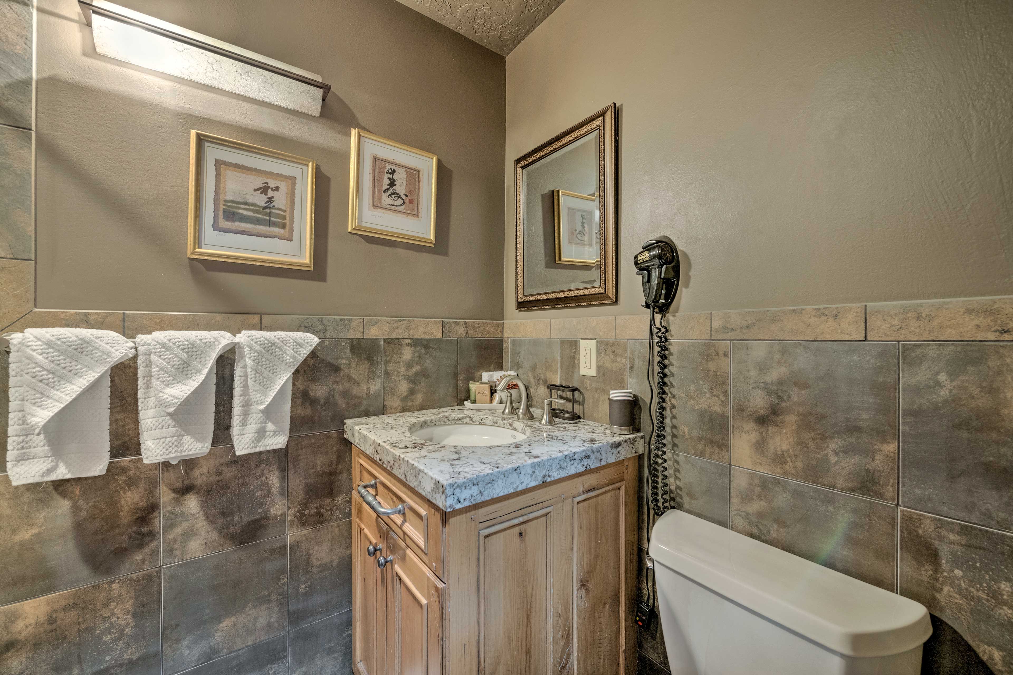 Full Bathroom | Linens & Towels | Complimentary Toiletries | Hair Dryer