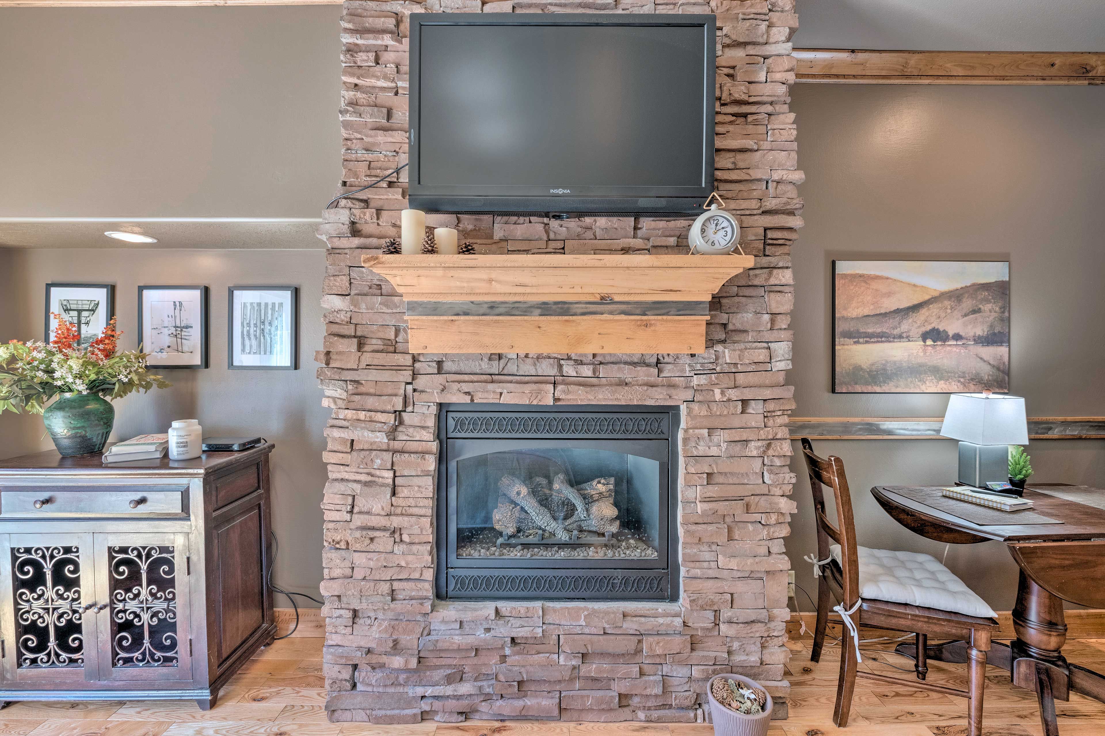 Studio | Smart TV w/ Cable | Fireplace