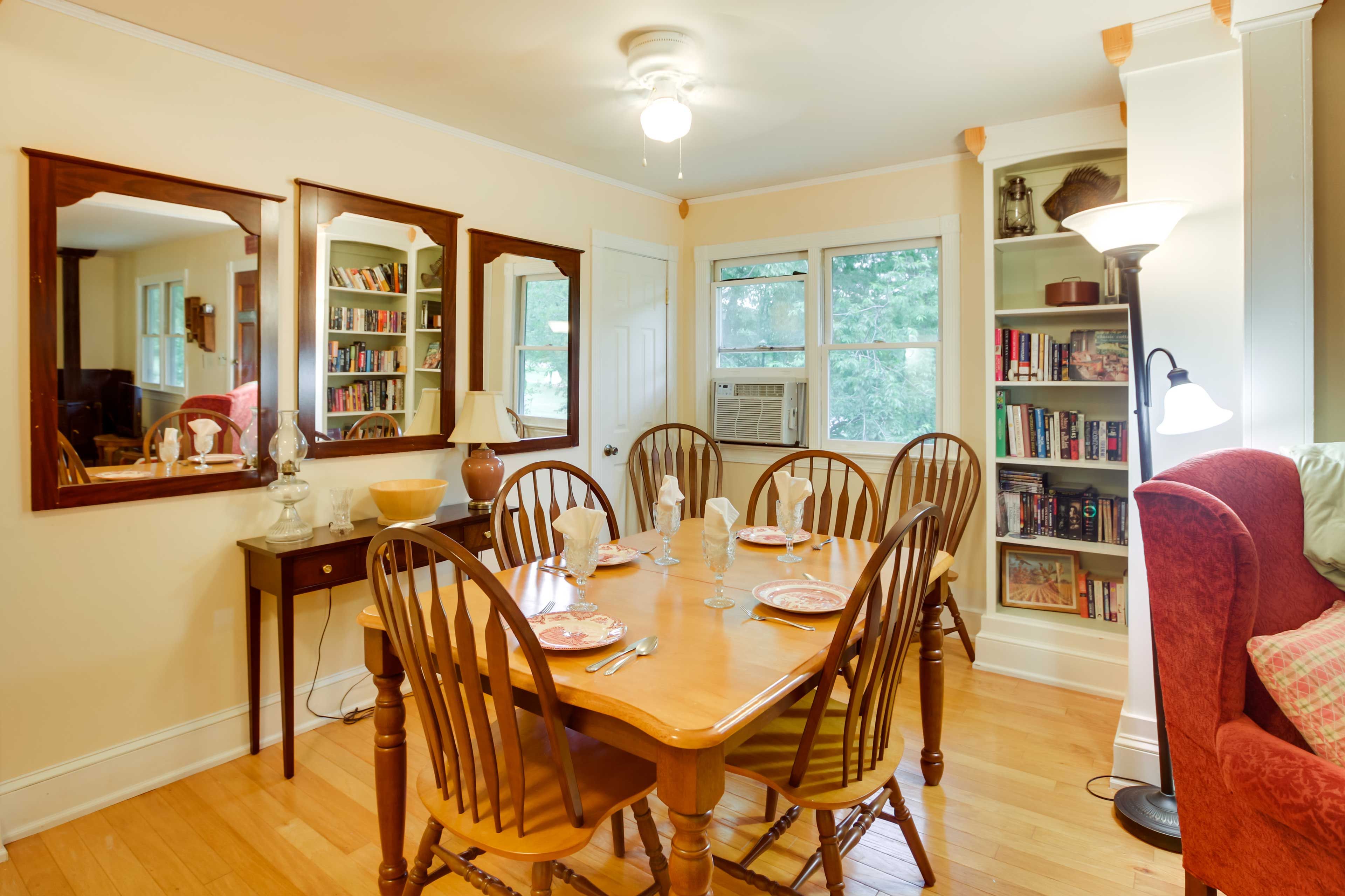 Dining Area | Dishes & Flatware Provided