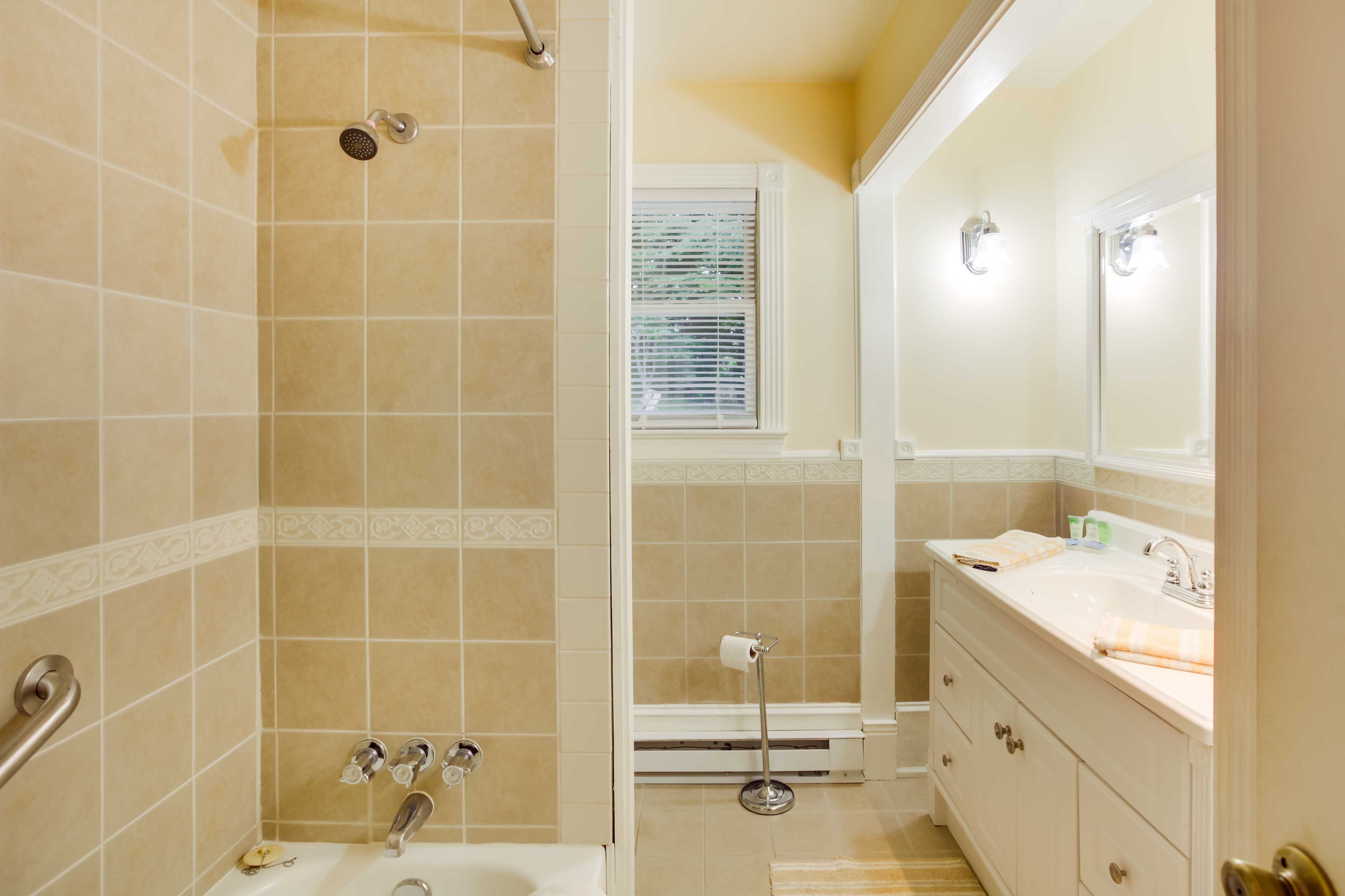 Full Bathroom | Complimentary Toiletries | Towels & Linens Provided