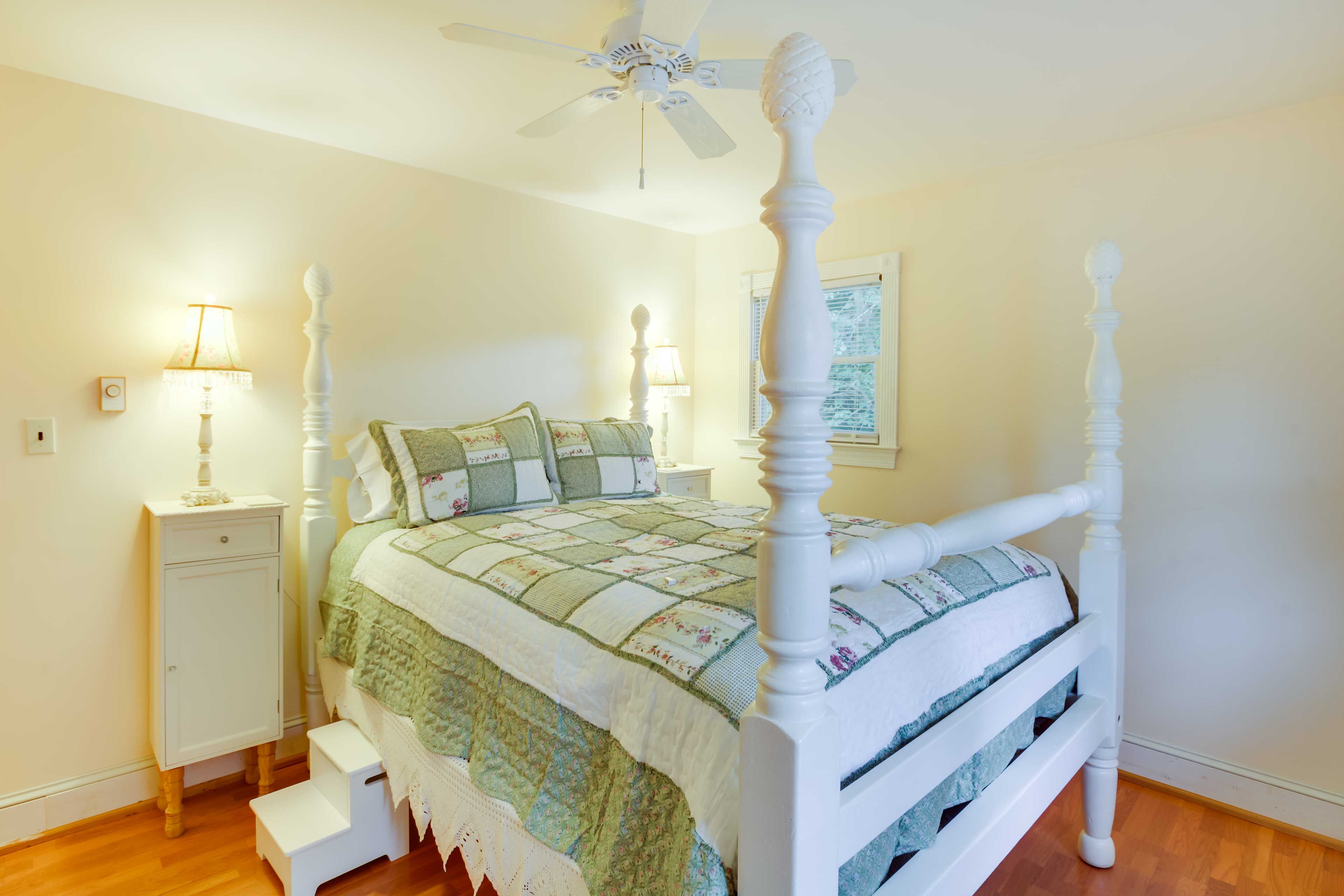 Bedroom 1 | Queen Bed