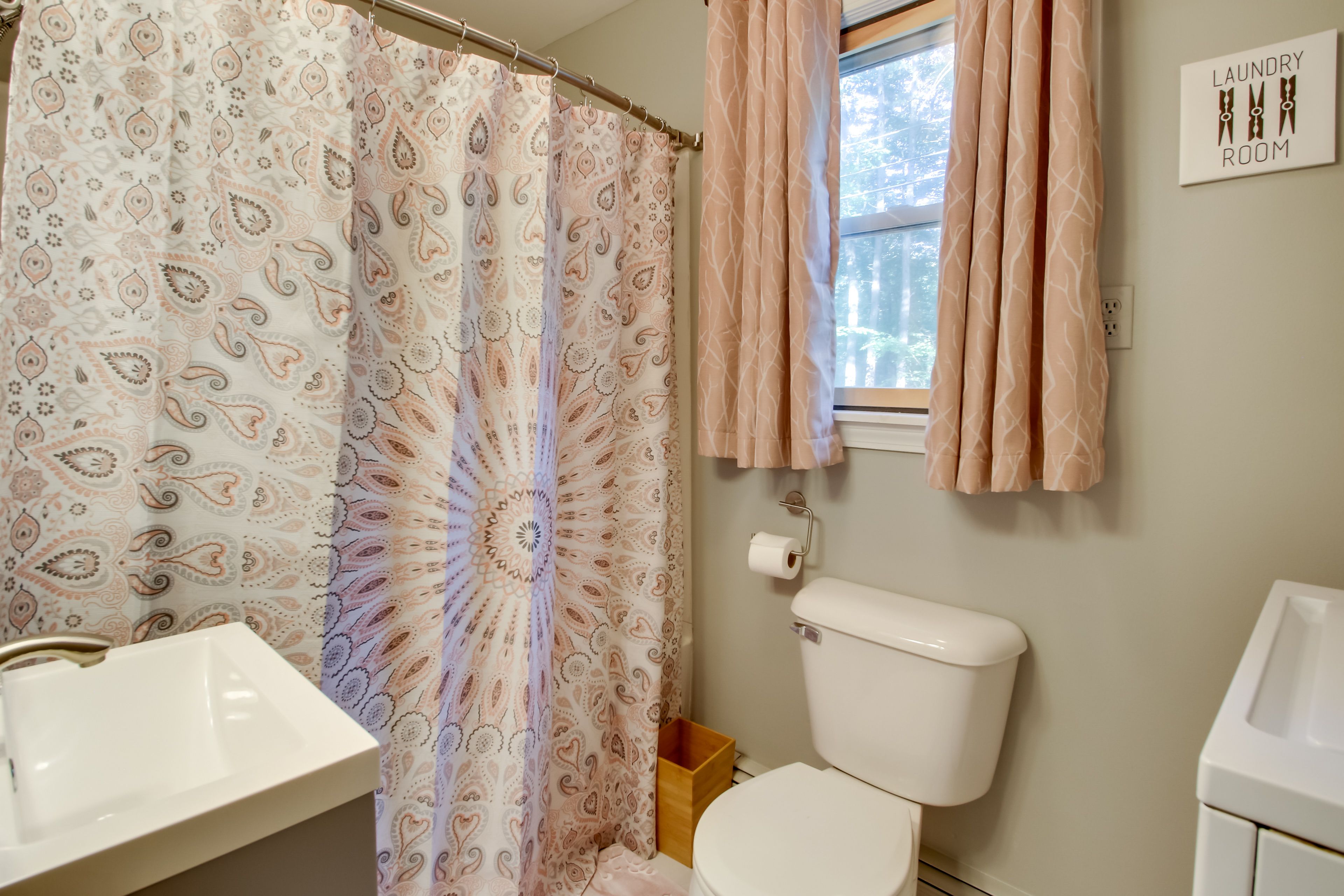 Full Bathroom | Complimentary Toiletries