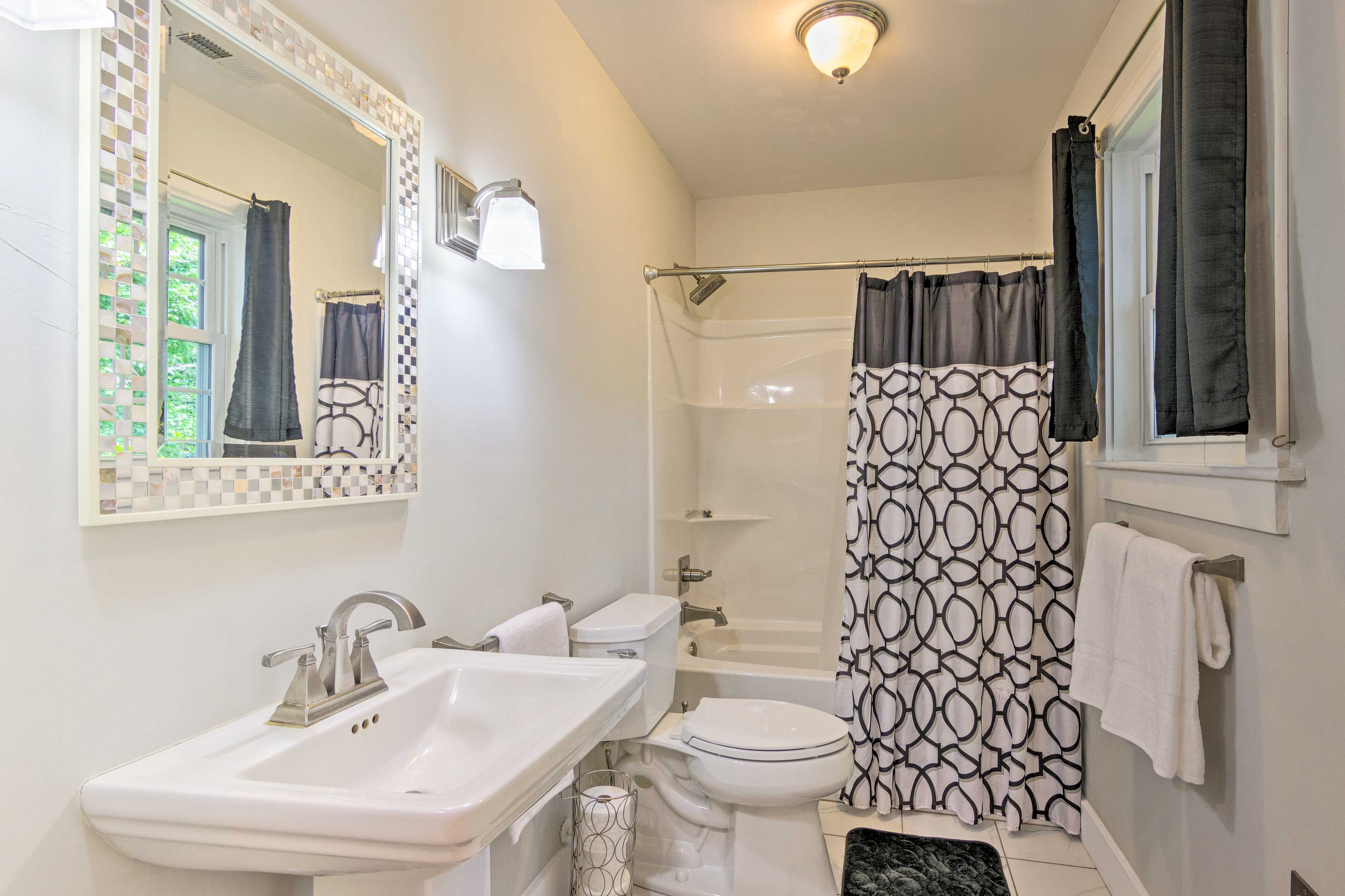 Full Bathroom | Complimentary Toiletries | 1st Floor