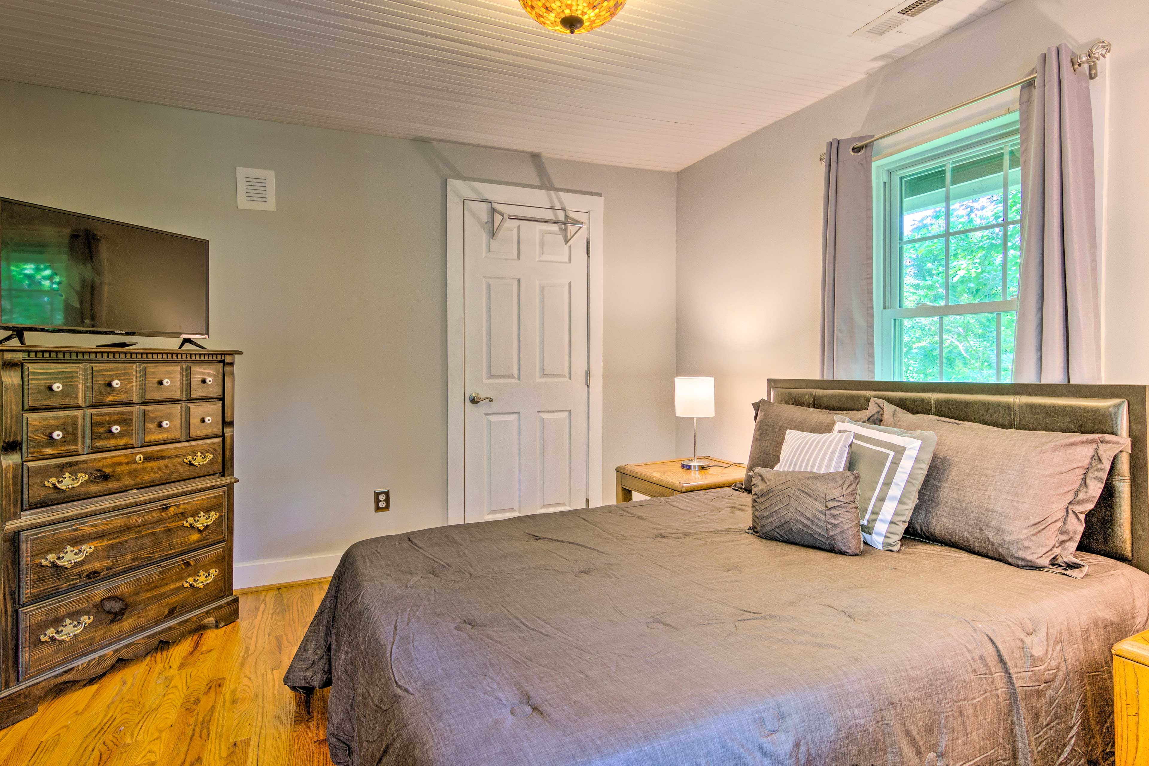 Bedroom 1 | Queen Bed | 2nd Floor
