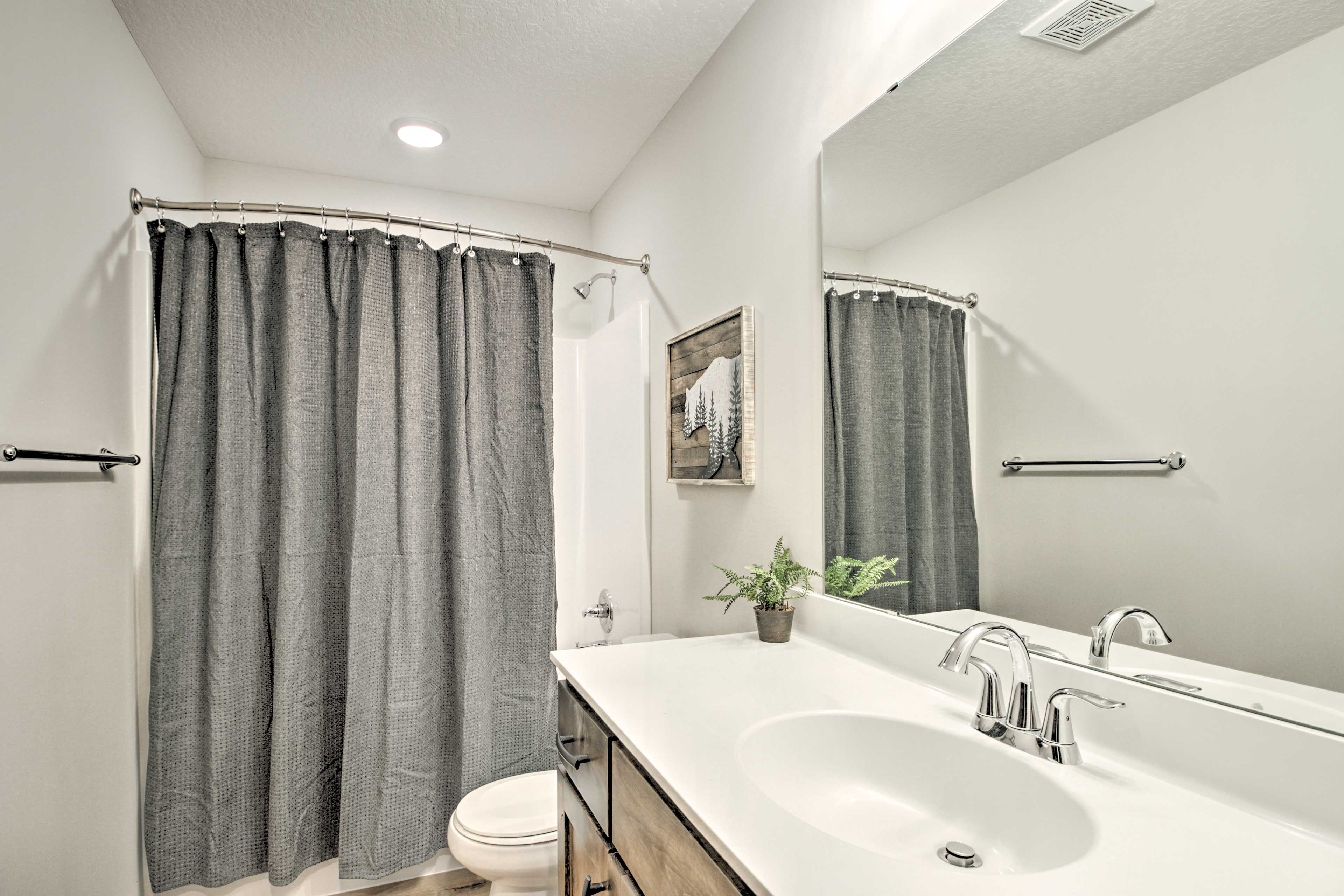 Full Bathroom | Shower/Tub Combo