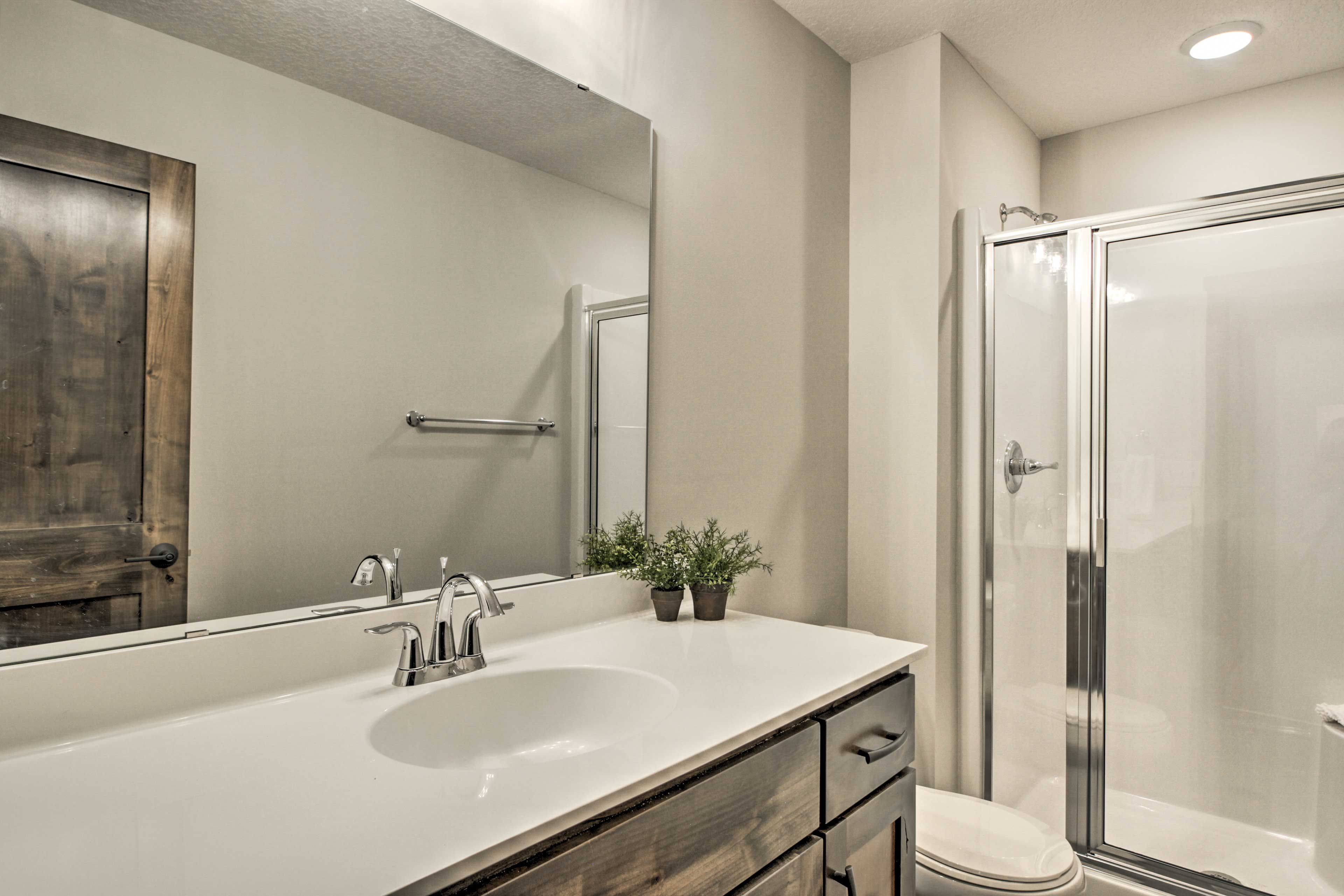En-Suite Bathroom | Walk-In Shower | Towels Provided