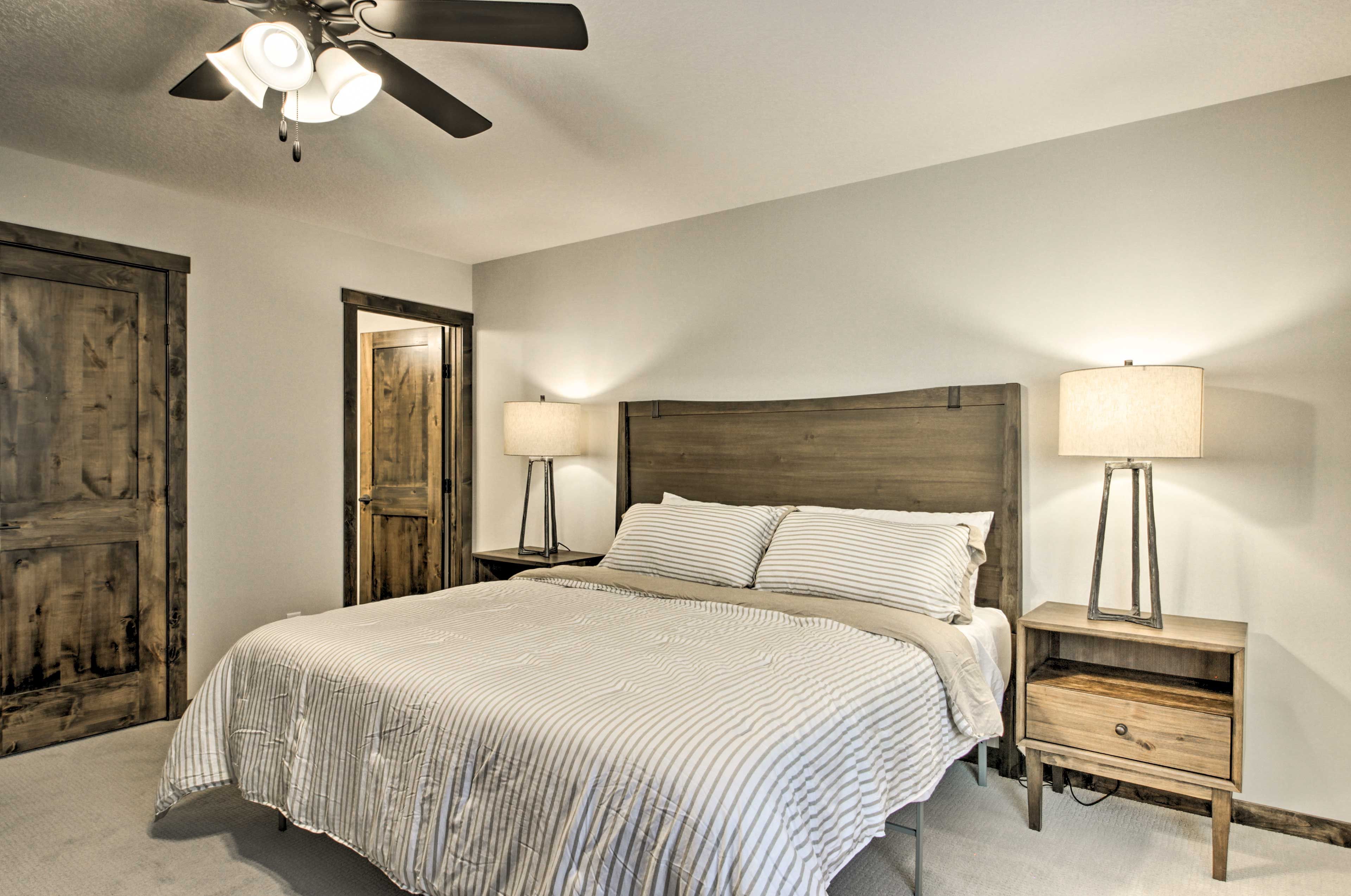 Bedroom 2 | King Bed | 2nd Level | Smart TV | En-Suite Bathroom