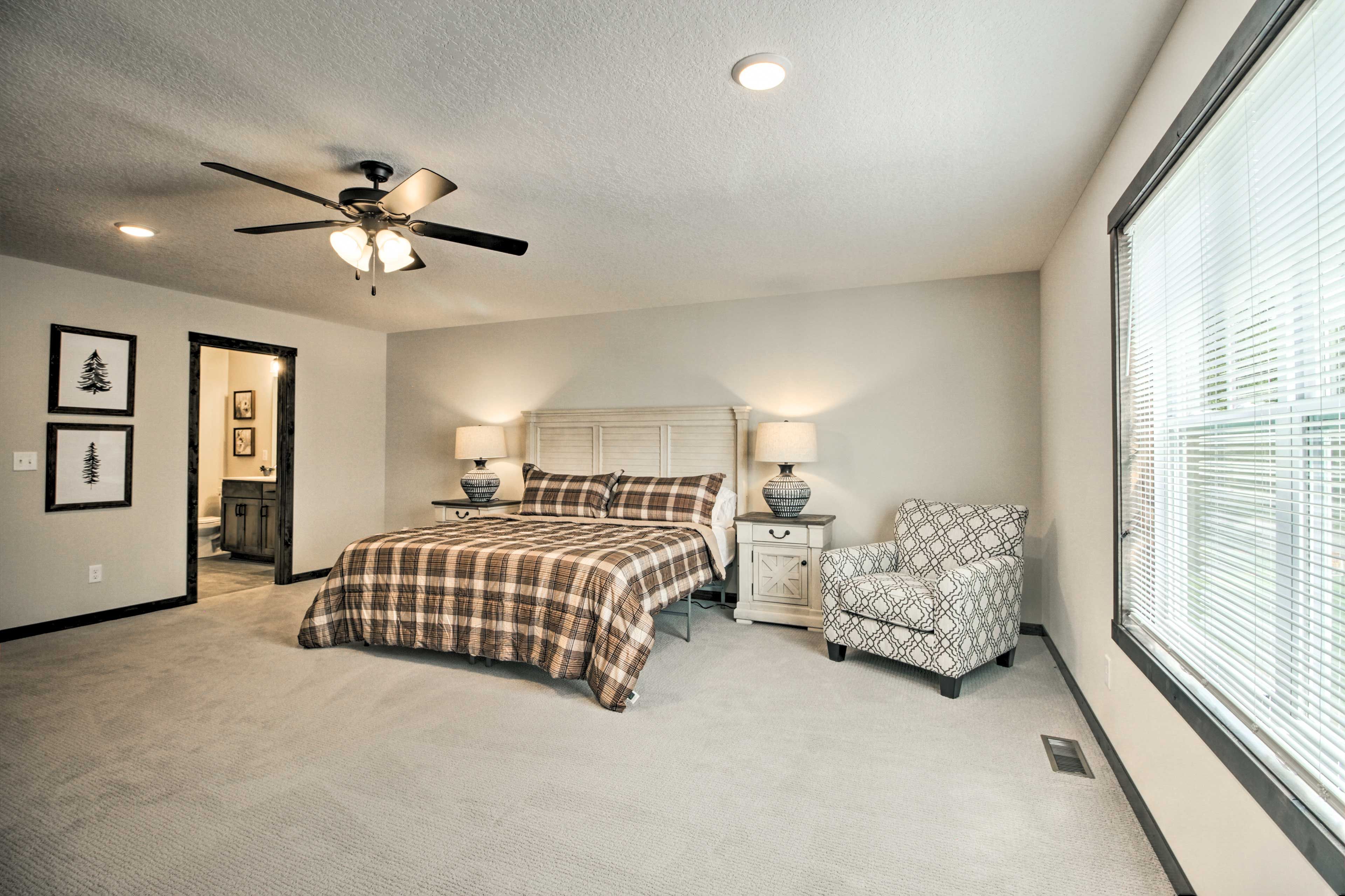 Bedroom 1 | King Bed | 2nd Level | Smart TV | Linens Provided
