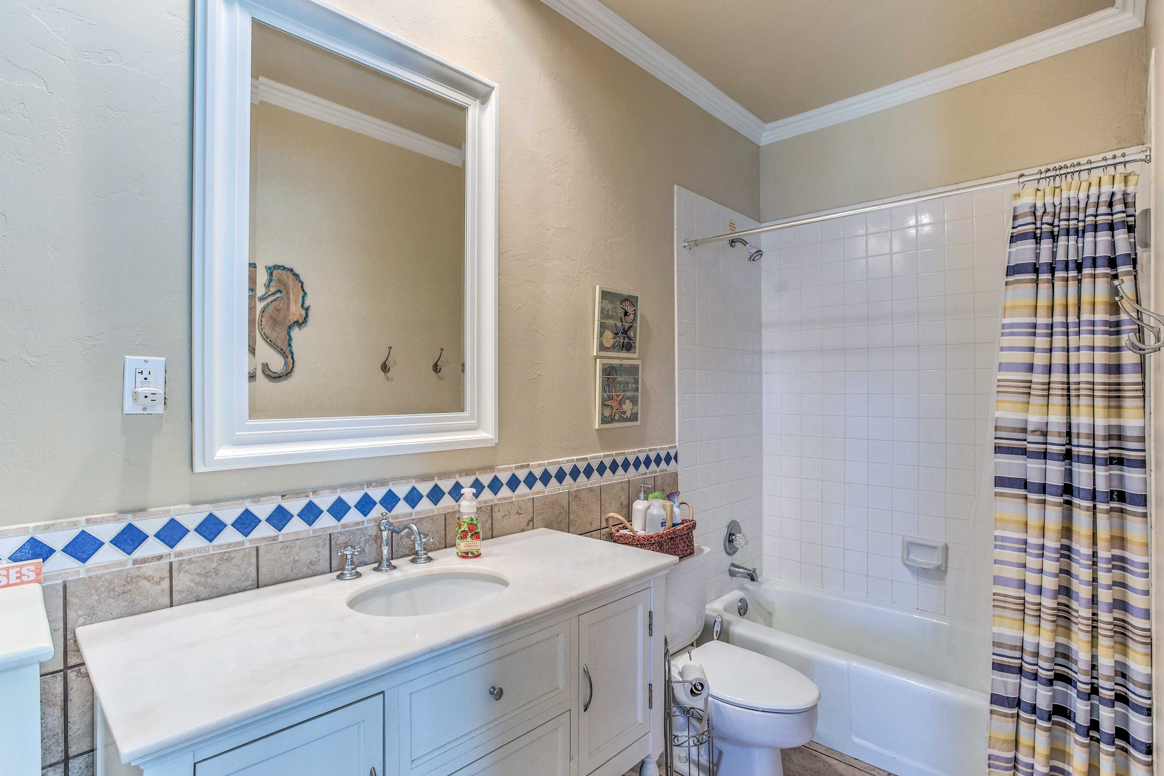 Full Bathroom | Towels Provided | Complimentary Toiletries
