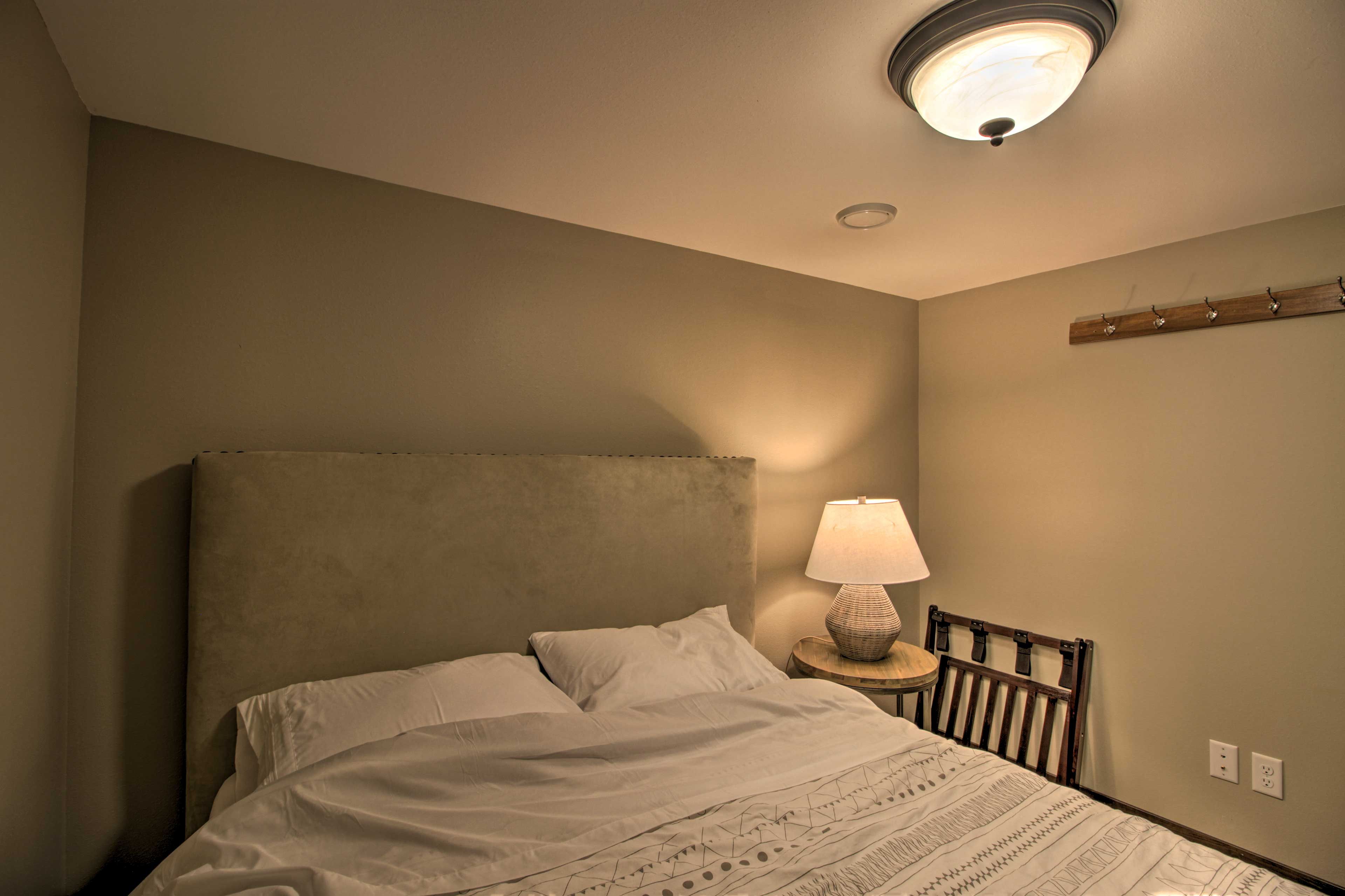 Bedroom 1 | Queen Bed