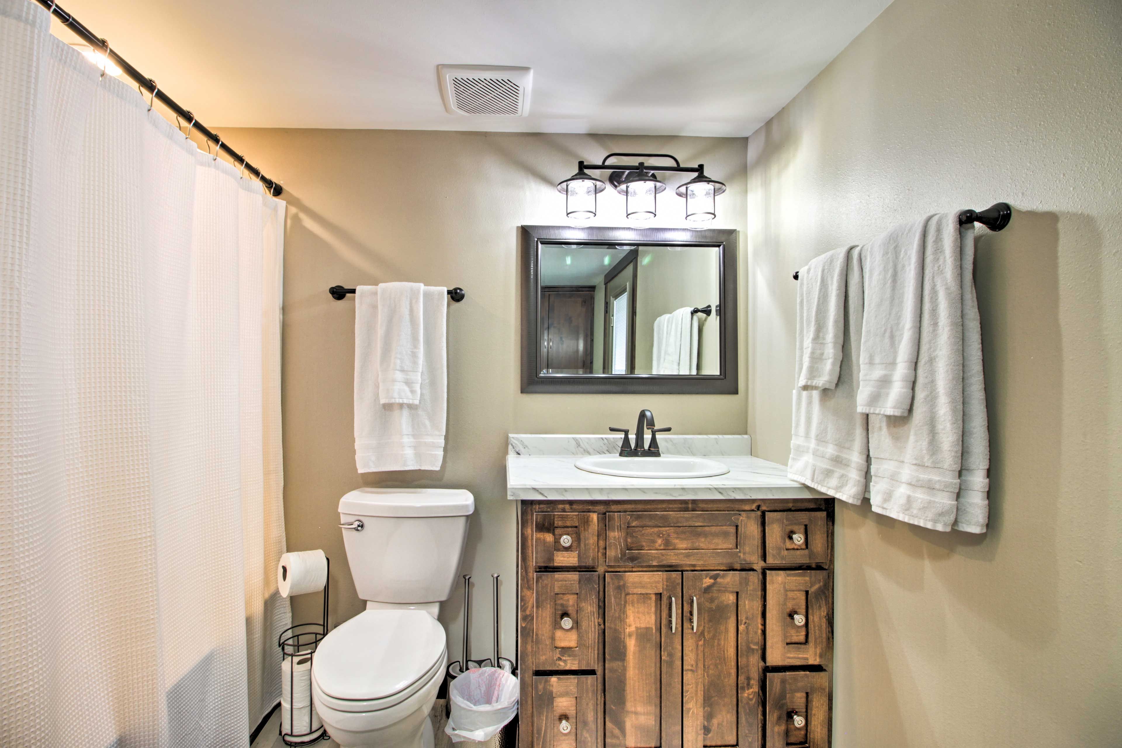 Full Bathroom | Towels Provided
