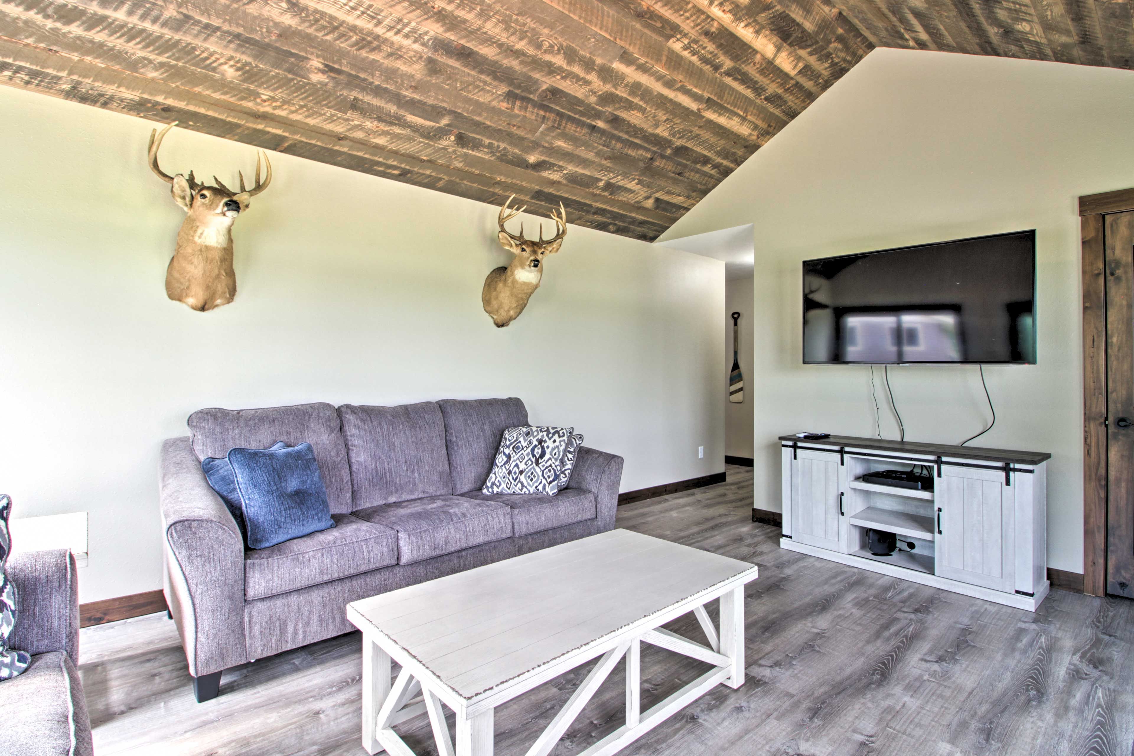 Upstairs Living Area | Smart TV | DVD Player