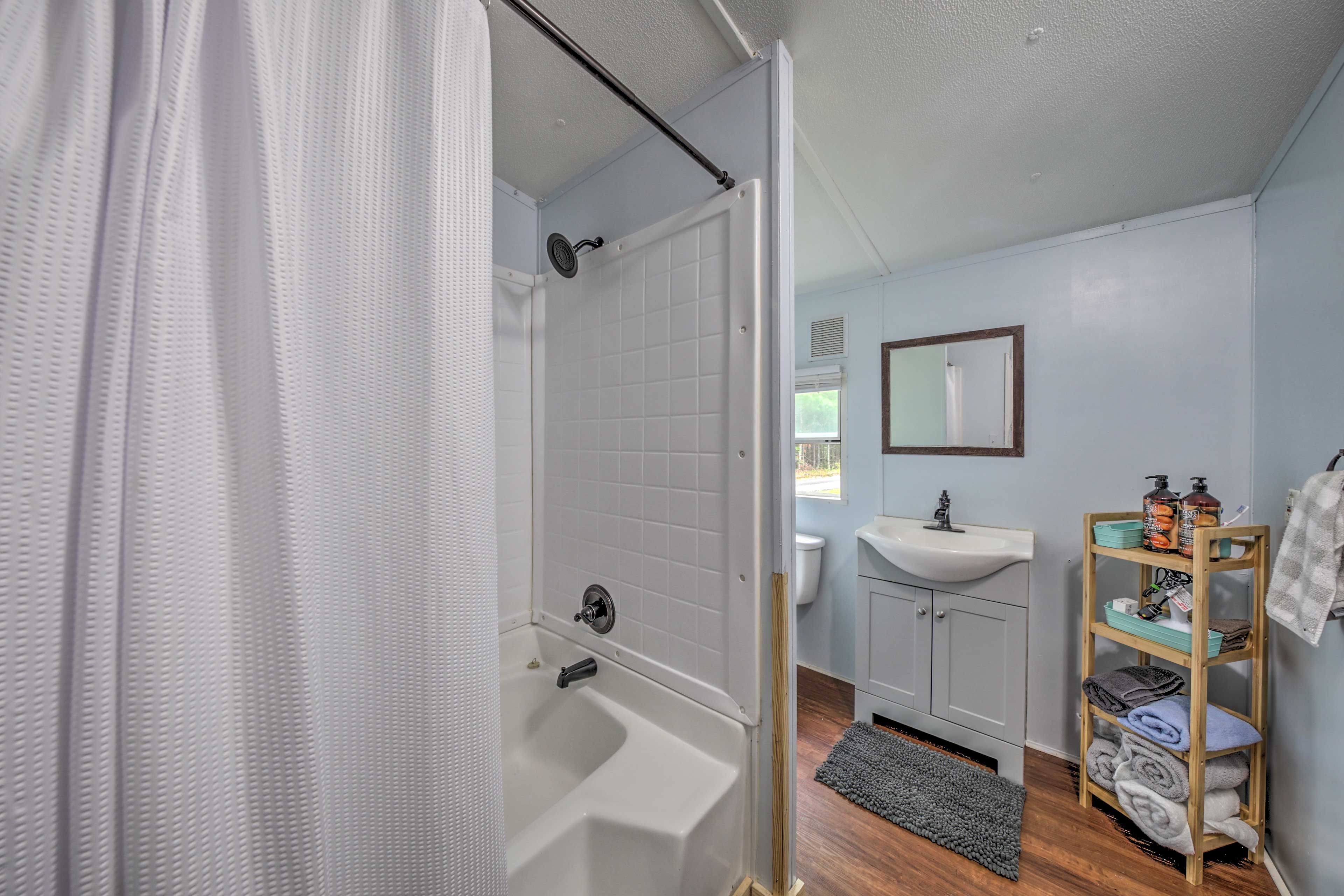 Full Bathroom | Complimentary Toiletries