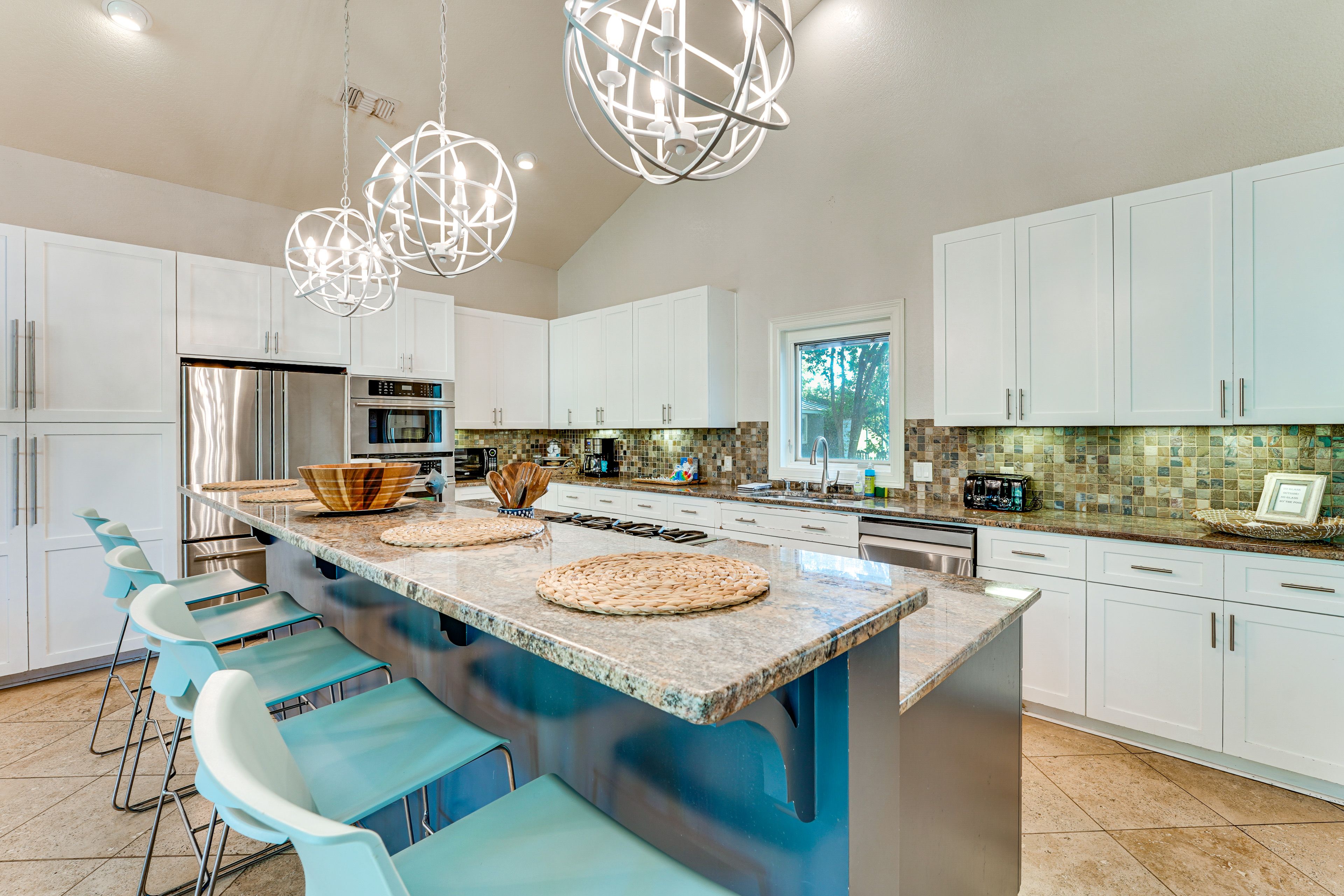 Kitchen | Fully Equipped | Cooking Utensils | Main Level