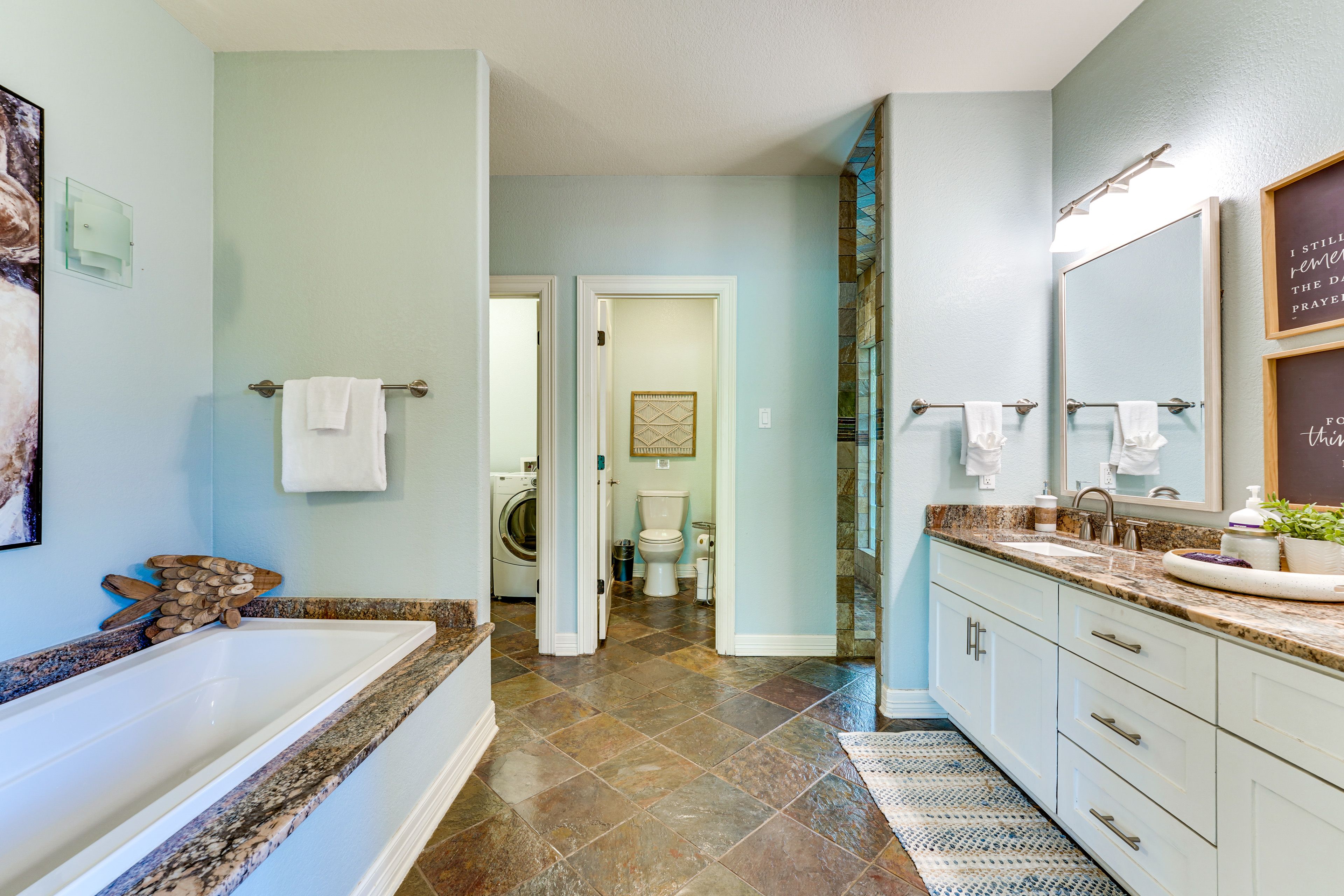 Full Bathroom | Towels Provided | Hair Dryer | Washer & Dryer | Main Level