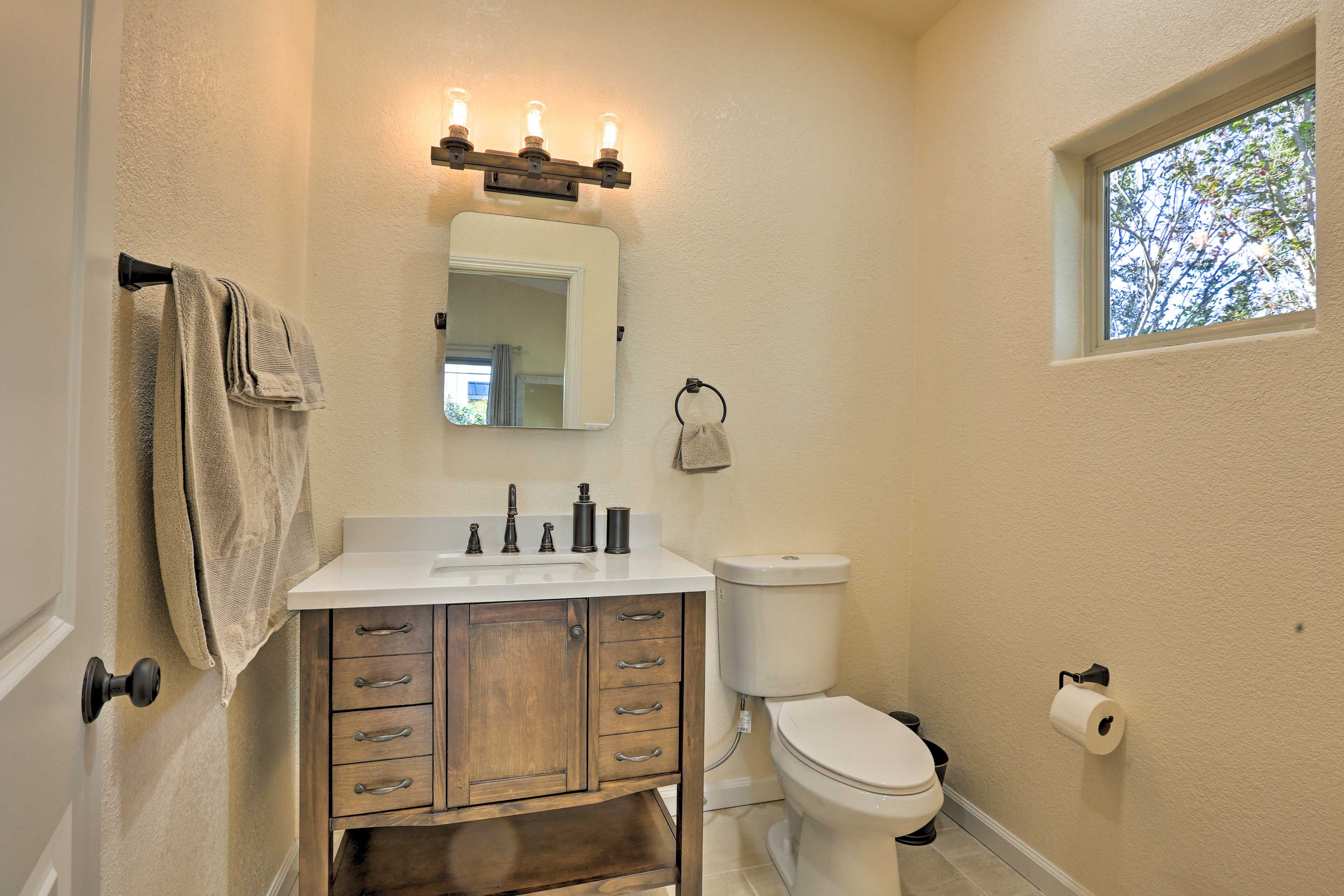 En-Suite Bathroom | Towels Provided | Complimentary Toiletries