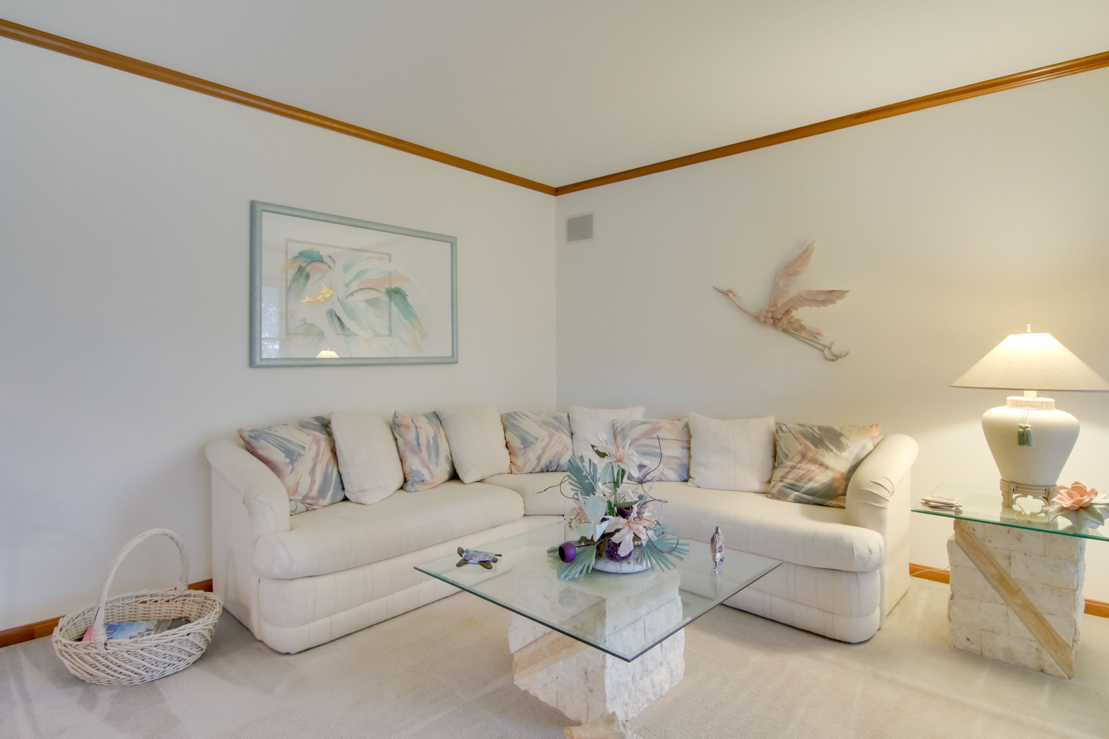 Living Room | Free WiFi | Central Air Conditioning